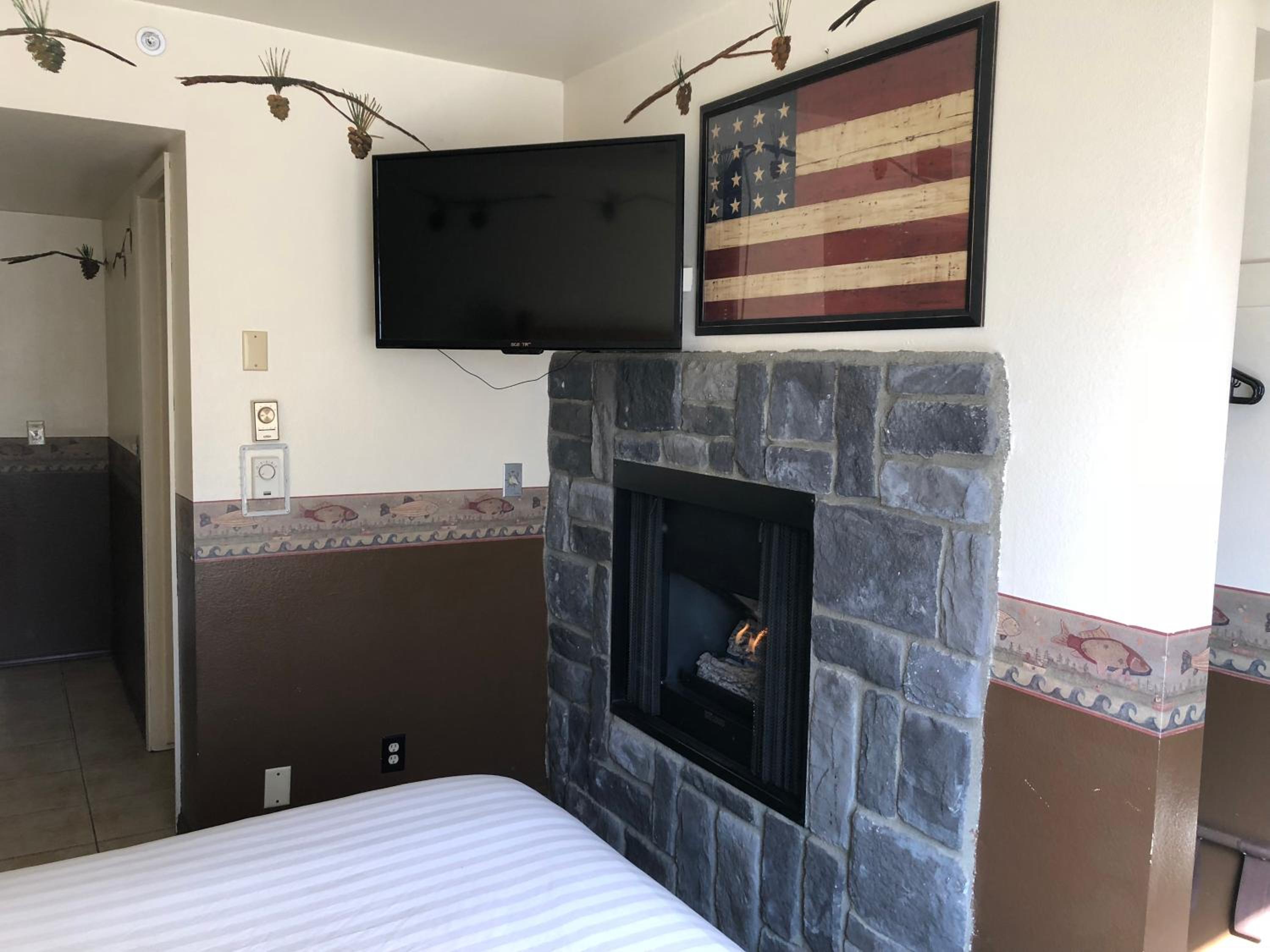 Queen Suite with Spa Bath - Accessible - Photo 16