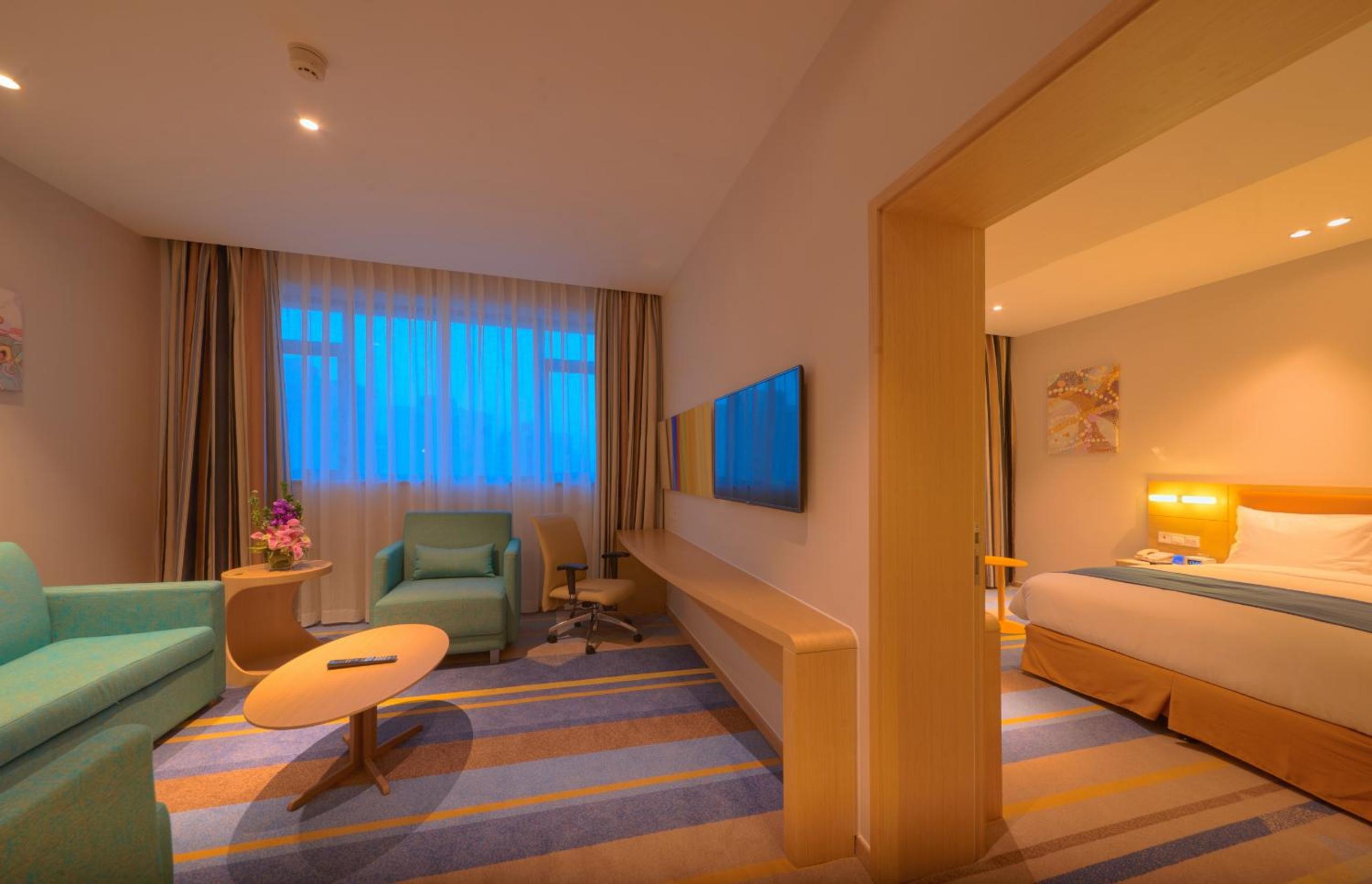 One-Bedroom Suite with Mini-Fridge - High Floor photo 3