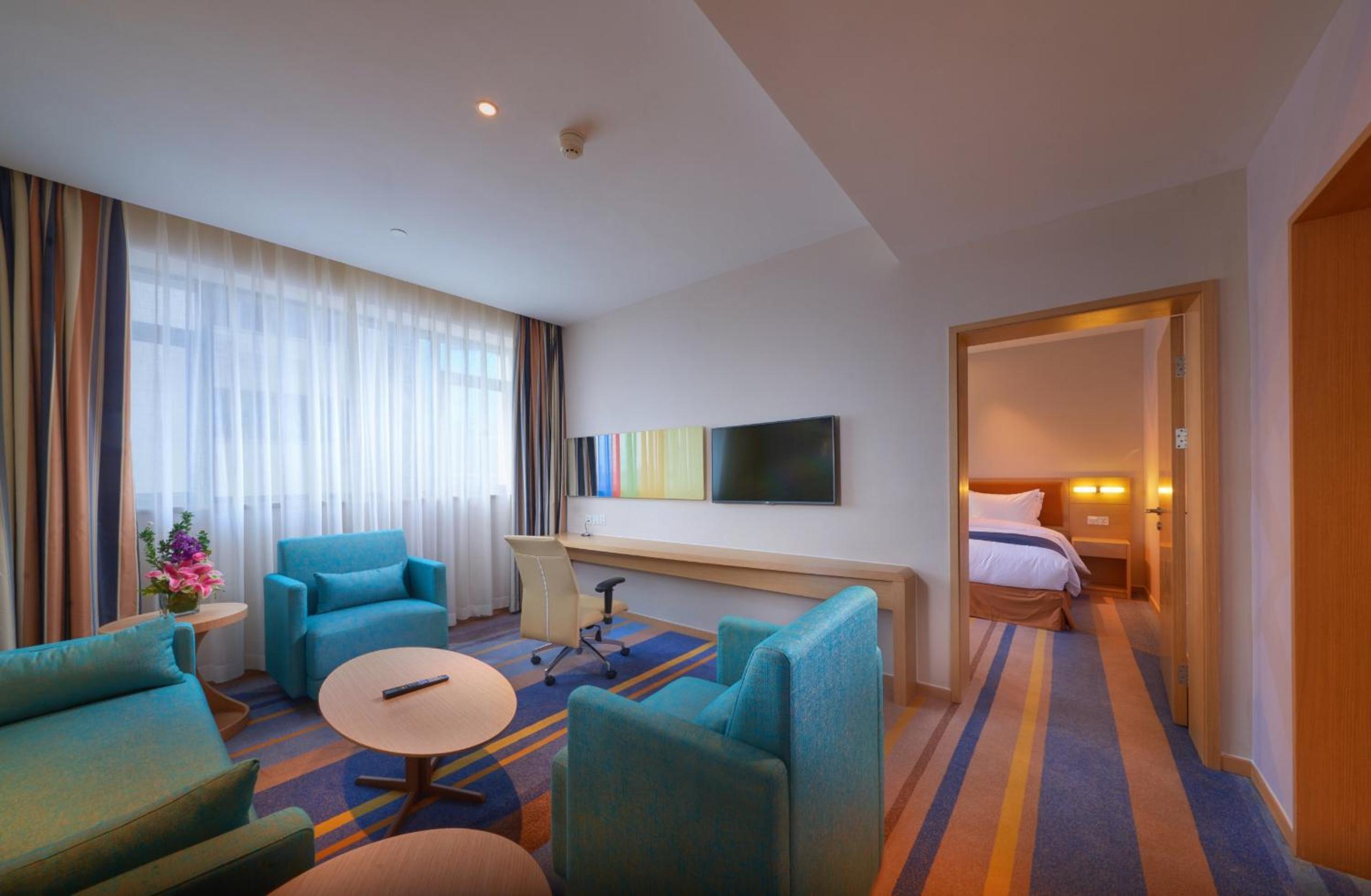 One-Bedroom Suite with Mini-Fridge - High Floor photo 1