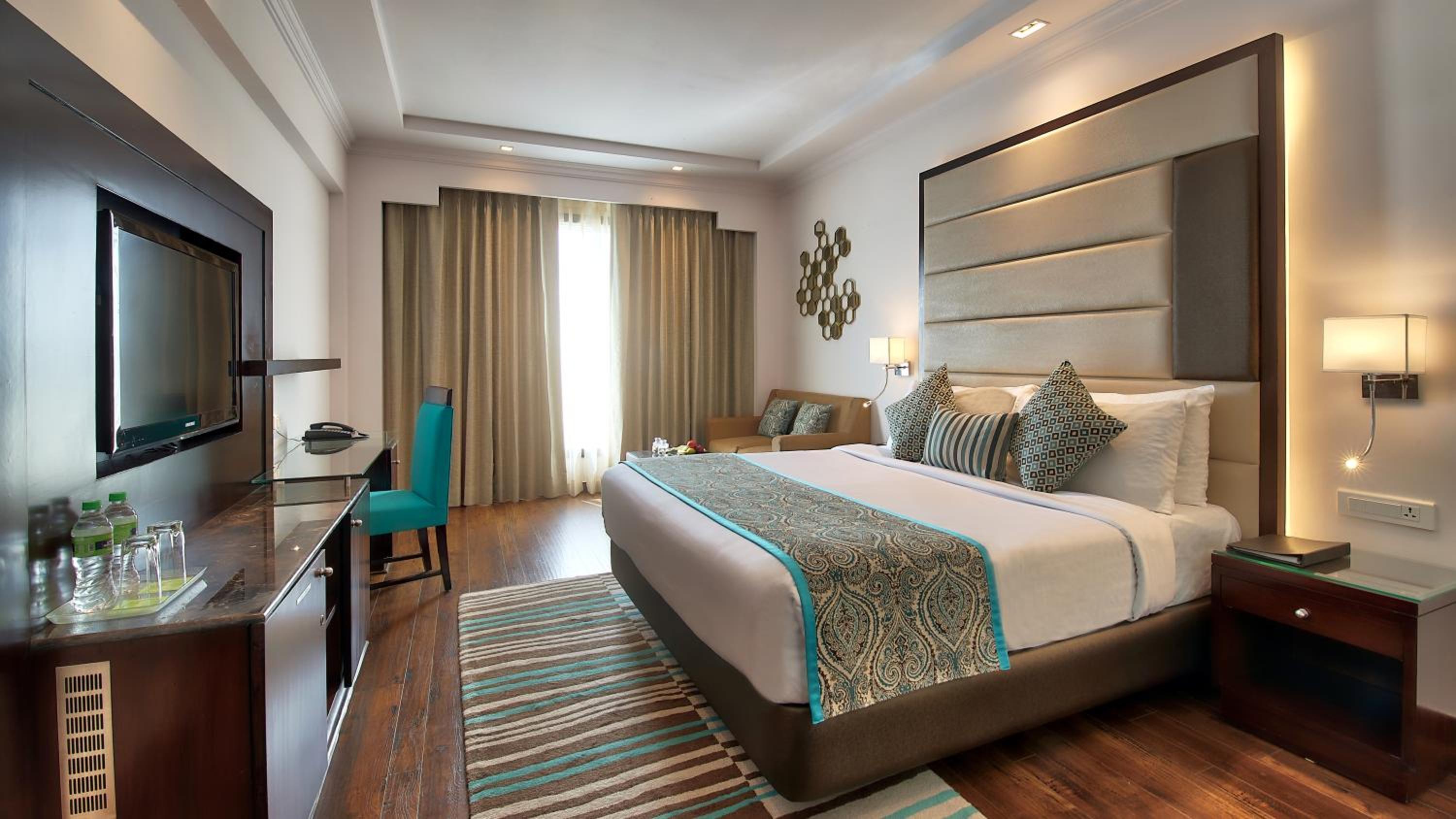 Superior Double Room: (Enjoy Happy Hours 1+1 offer on Beverages 12 PM-6 PM (Except Dragon House), 10% off on Spa and Laundry service, INR 500 credit on dinner buffet at Mosaic Restaurant) - Photo 2