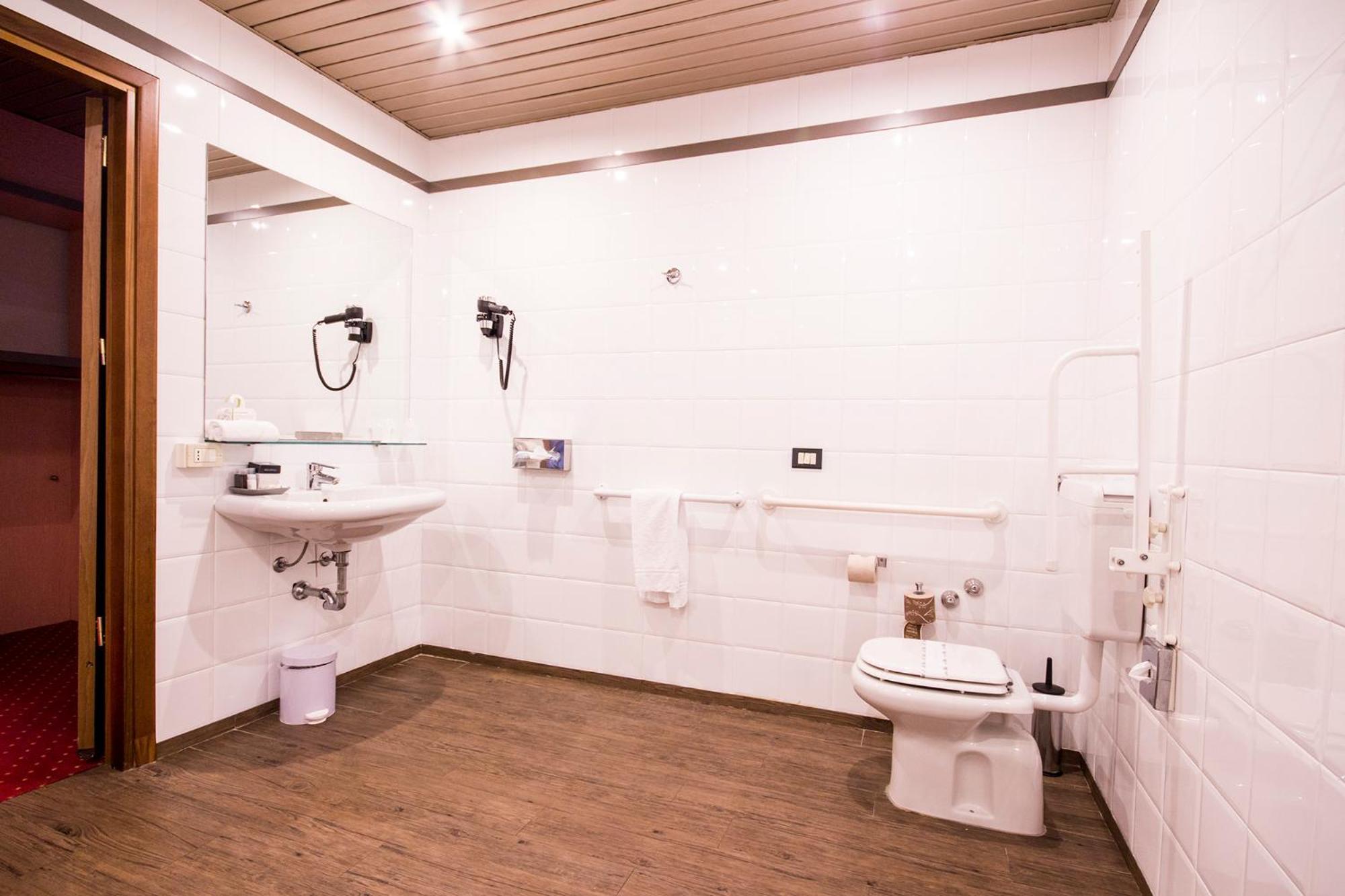 Classic Queen Room - Non-Smoking - Photo 6