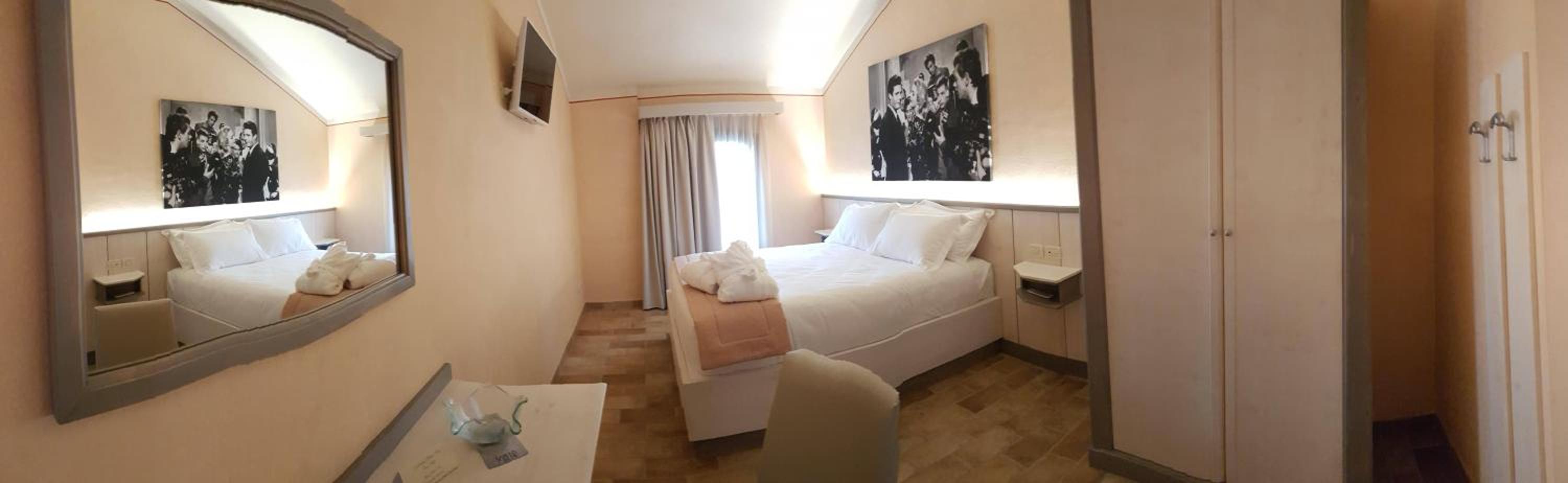 Twin Room with Extra Bed photo 3