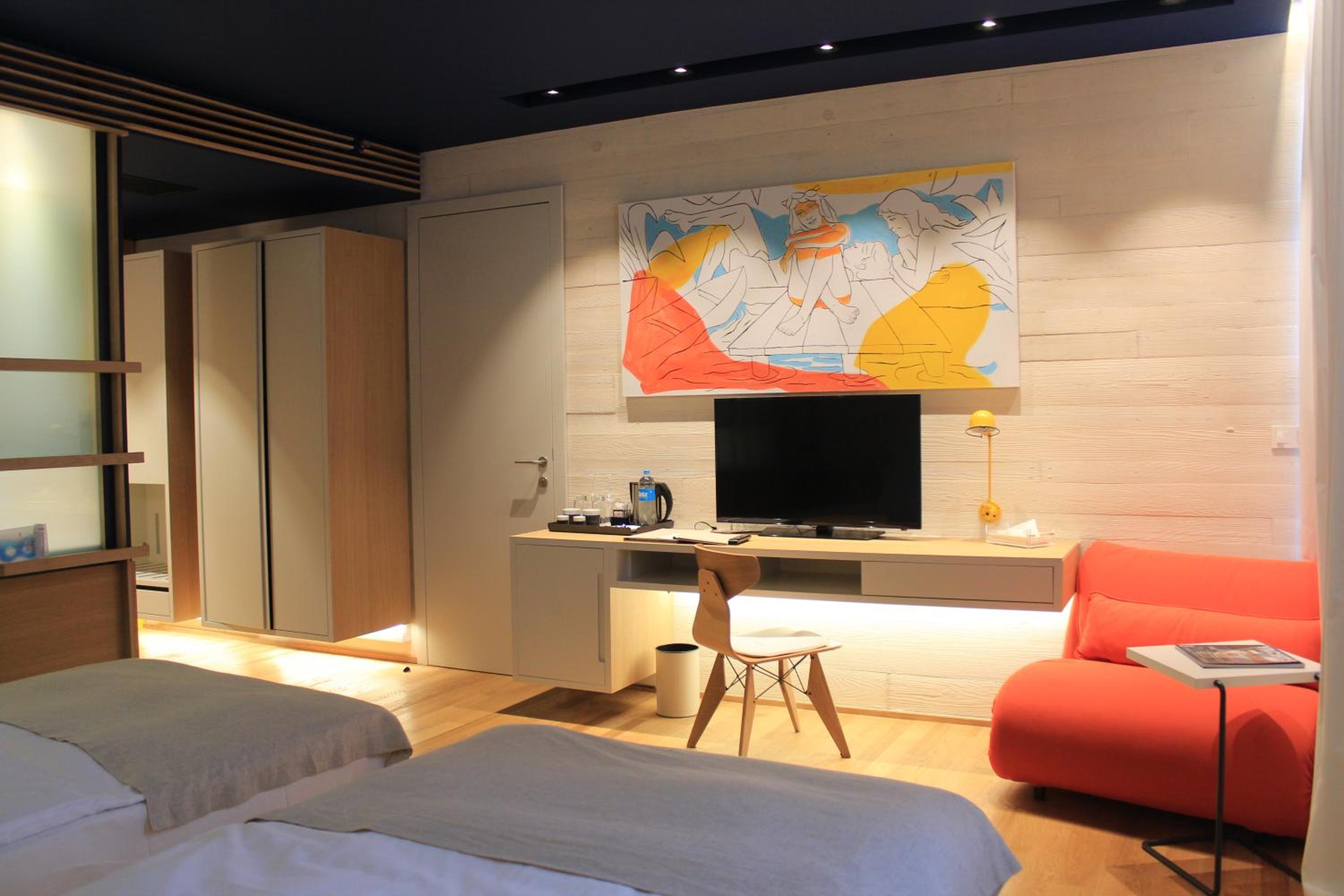Deluxe Twin Room thumbnail 6