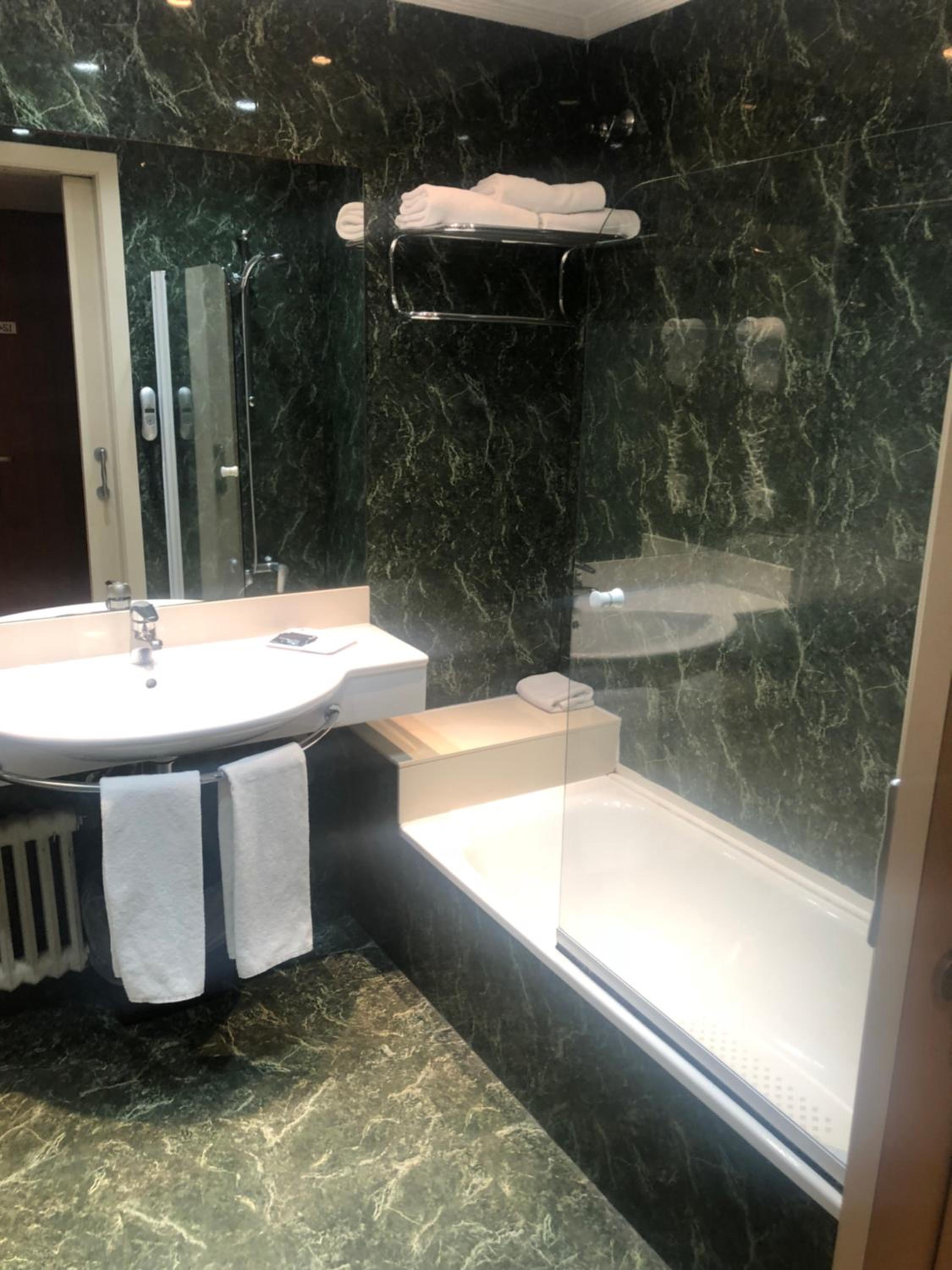 Standard Double or Twin Room - Photo 2