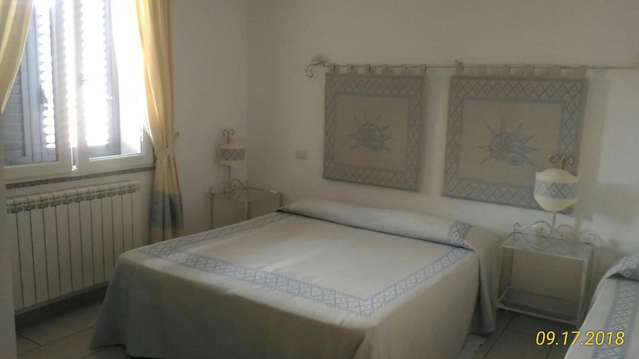 Deluxe Room (2 Adults + 1 Child) - Photo 1