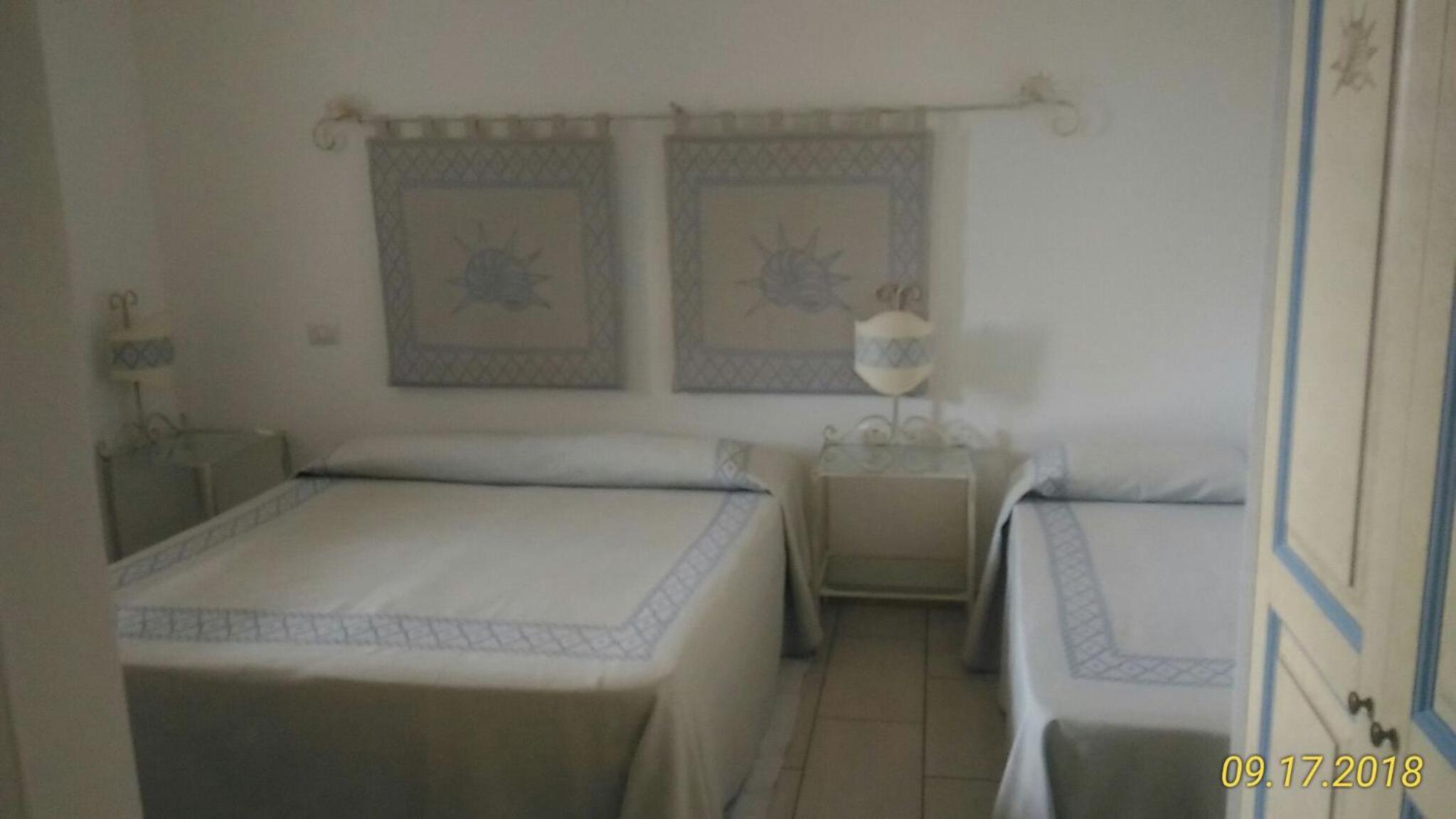 Deluxe Room (2 Adults + 1 Child) - Photo 2