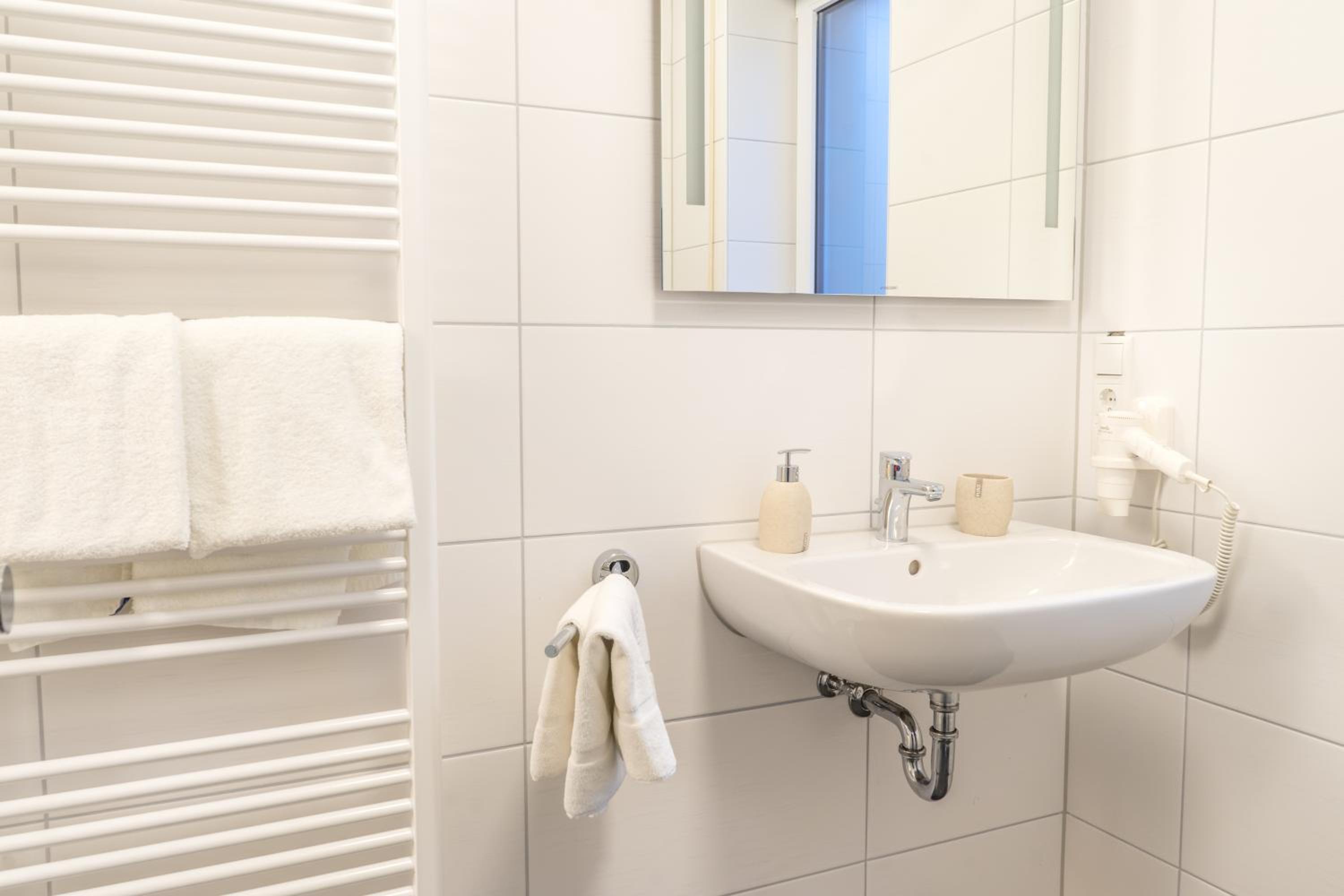Deluxe Family Suite - Photo 3