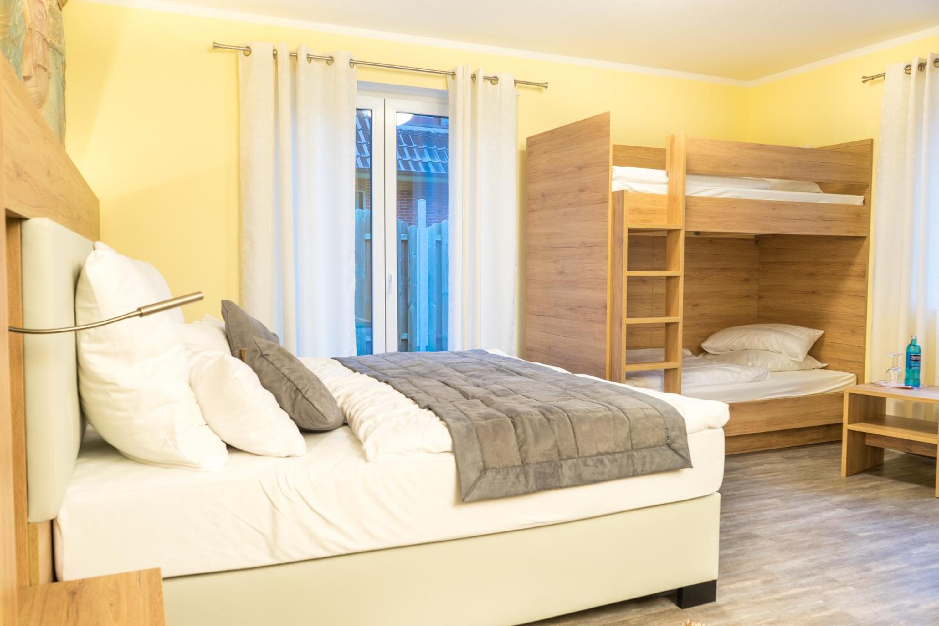 Deluxe Family Suite - Photo 19