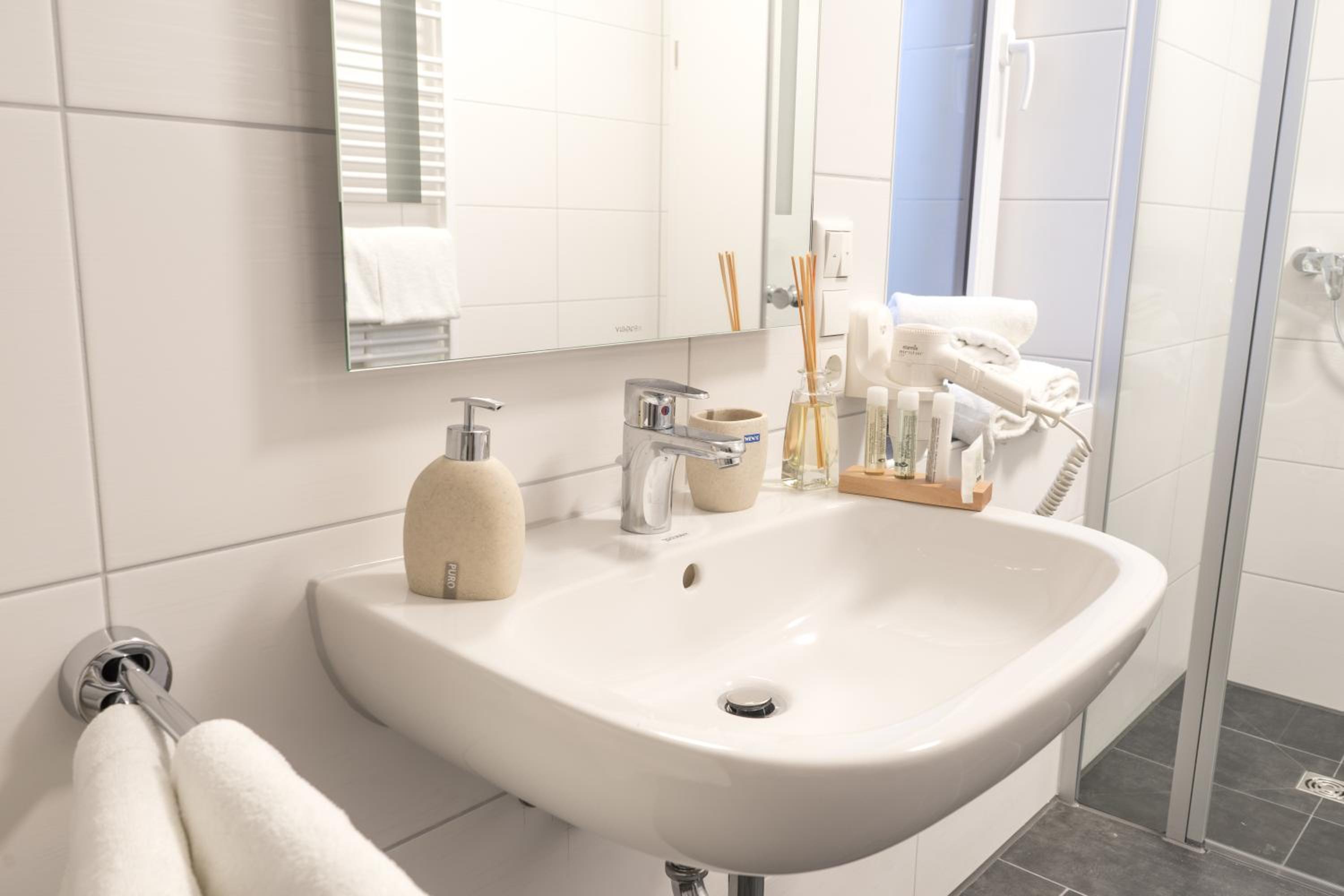 Deluxe Family Suite - Photo 17