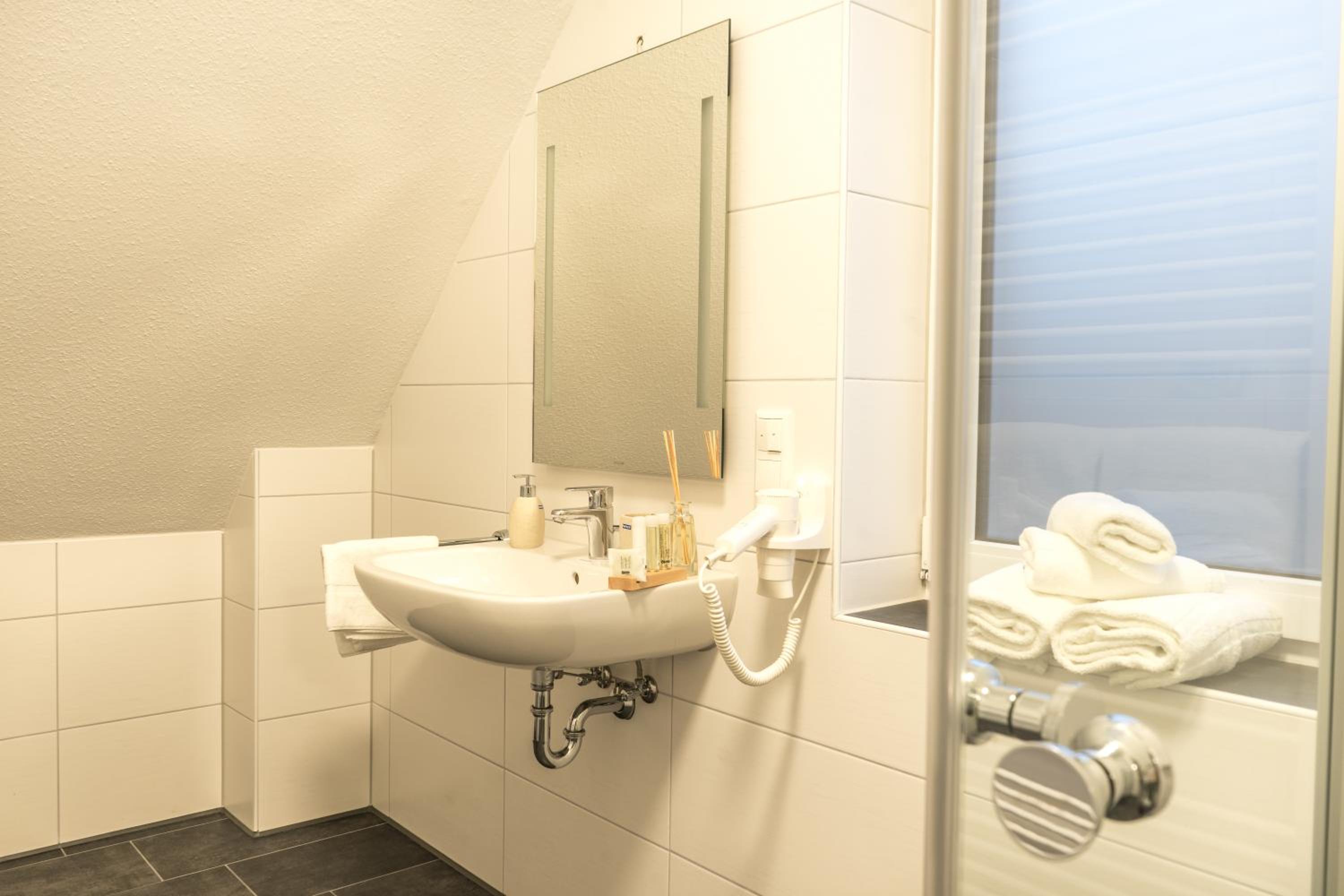 Deluxe Family Suite - Photo 16