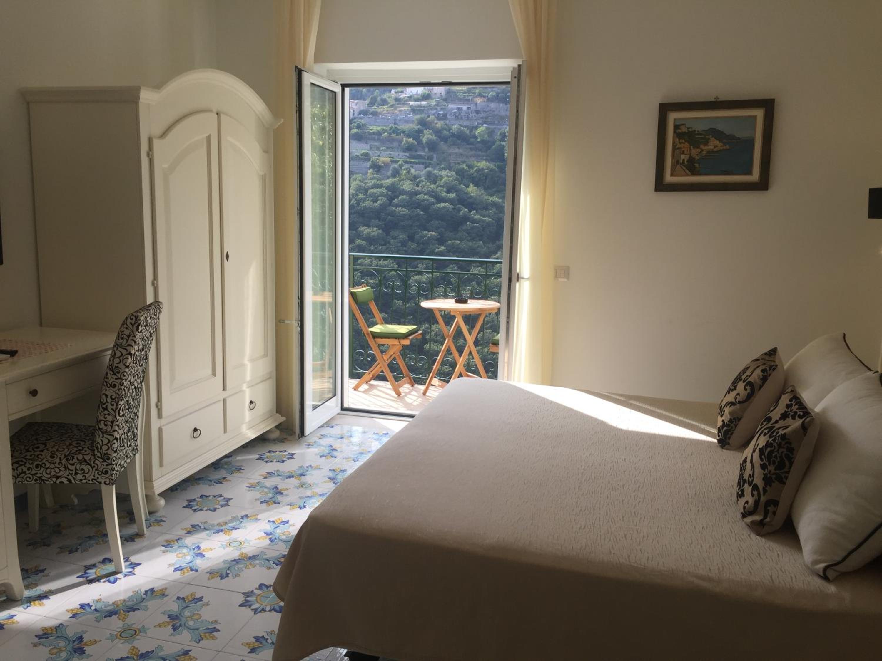Double or Twin Room with Lateral Sea View photo 3