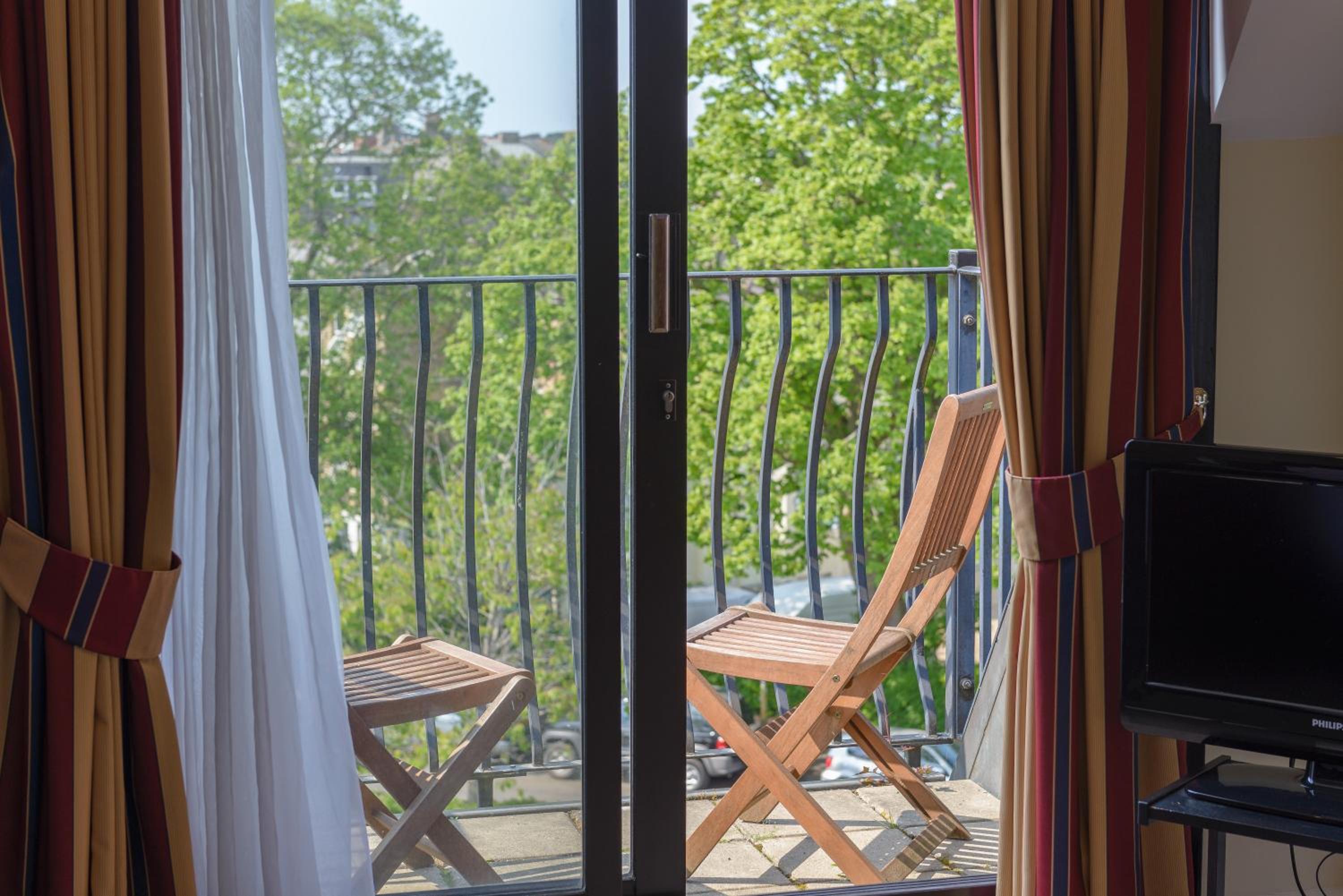 Double Room with Balcony - Photo 5