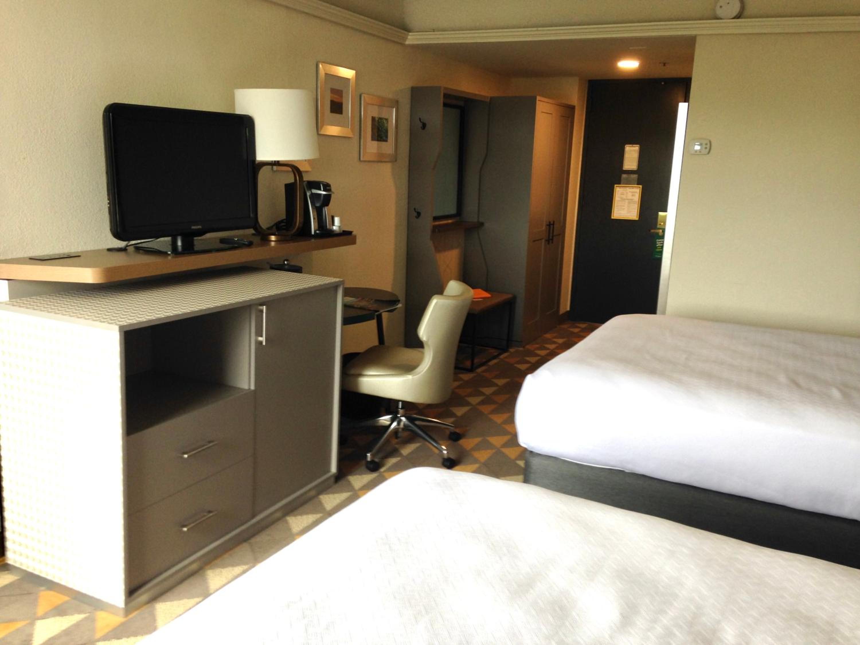 Standard Room with Two Queen Beds - Photo 5
