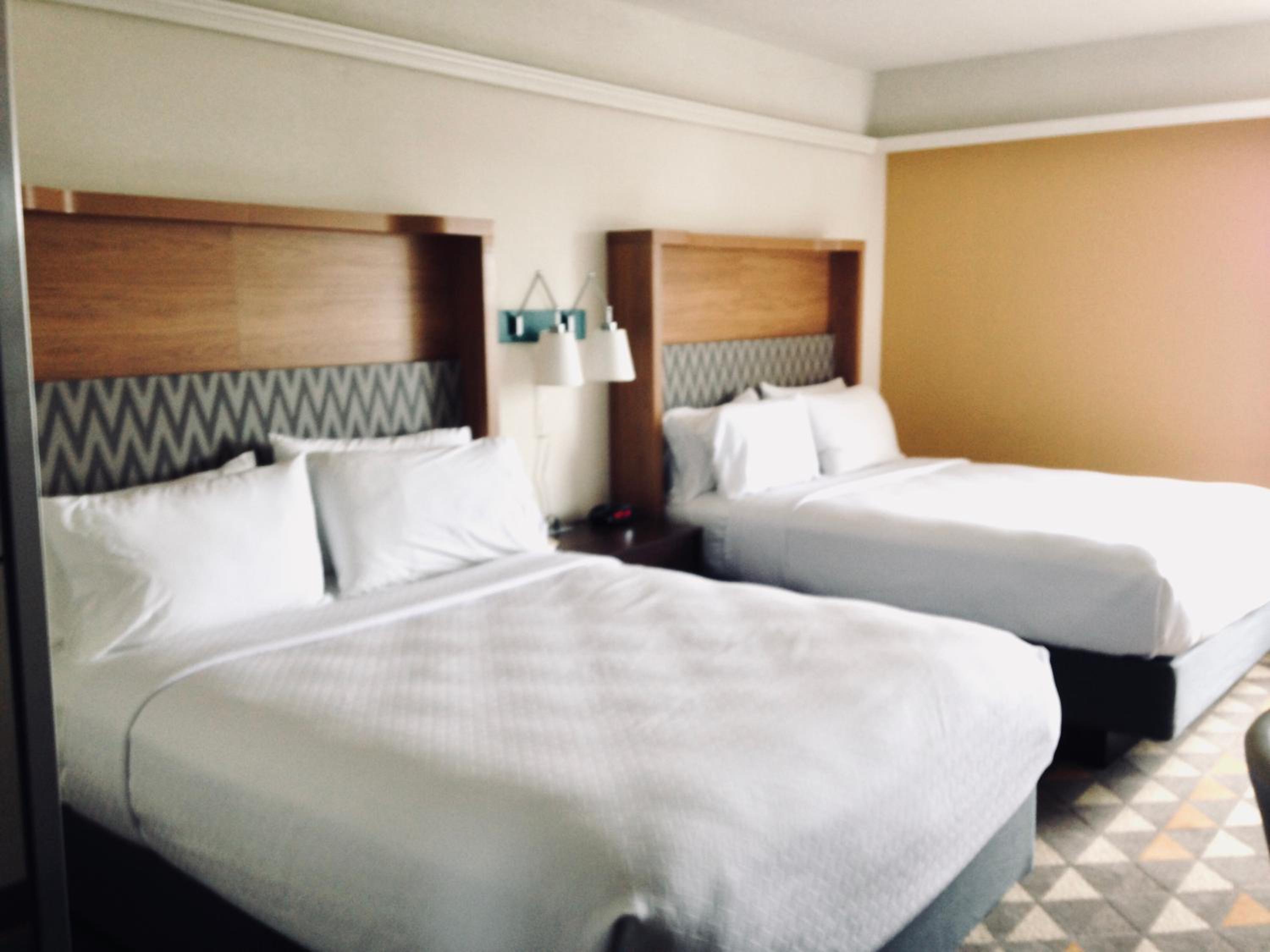 Standard Room with Two Queen Beds - Photo 4