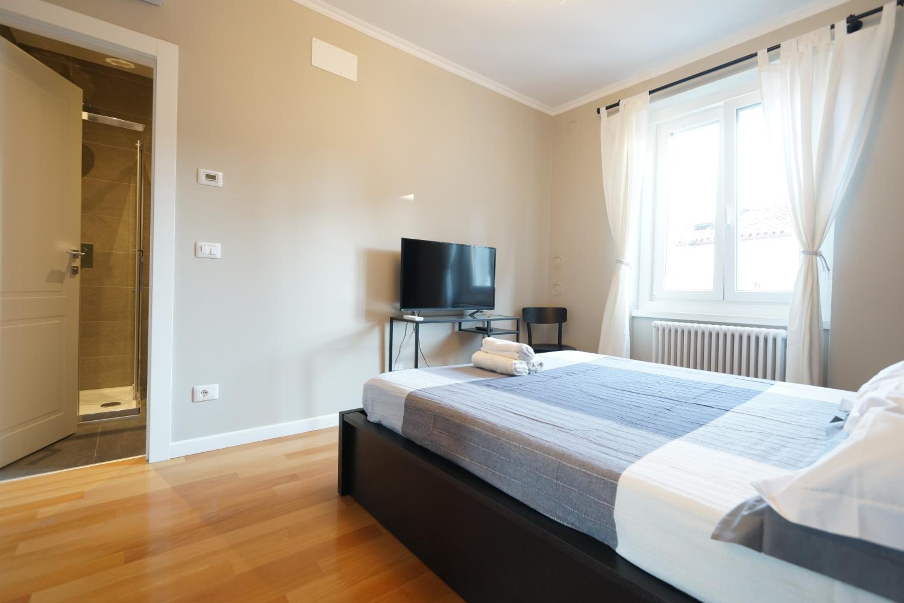 Double Room with Private Bathroom - Photo 6