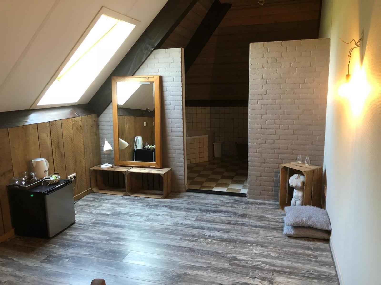 Double or Twin Room with Private Bathroom - Photo 2