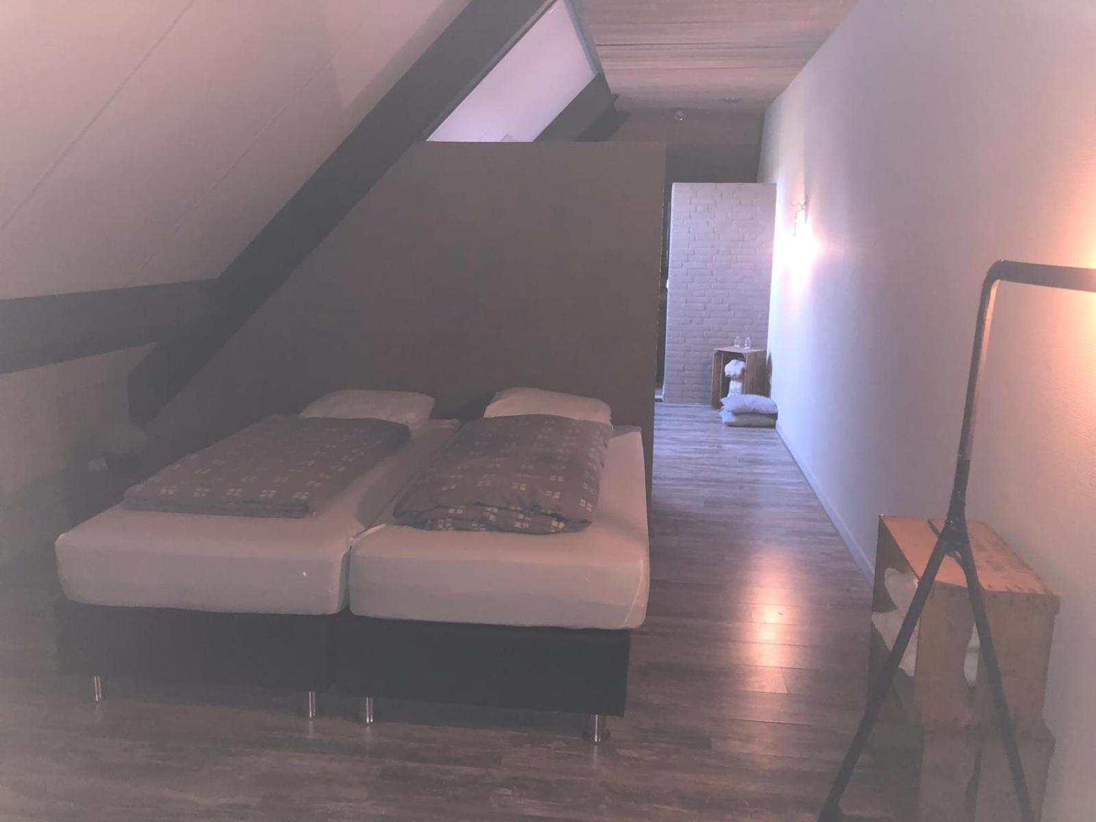 Double or Twin Room with Private Bathroom - Photo 3