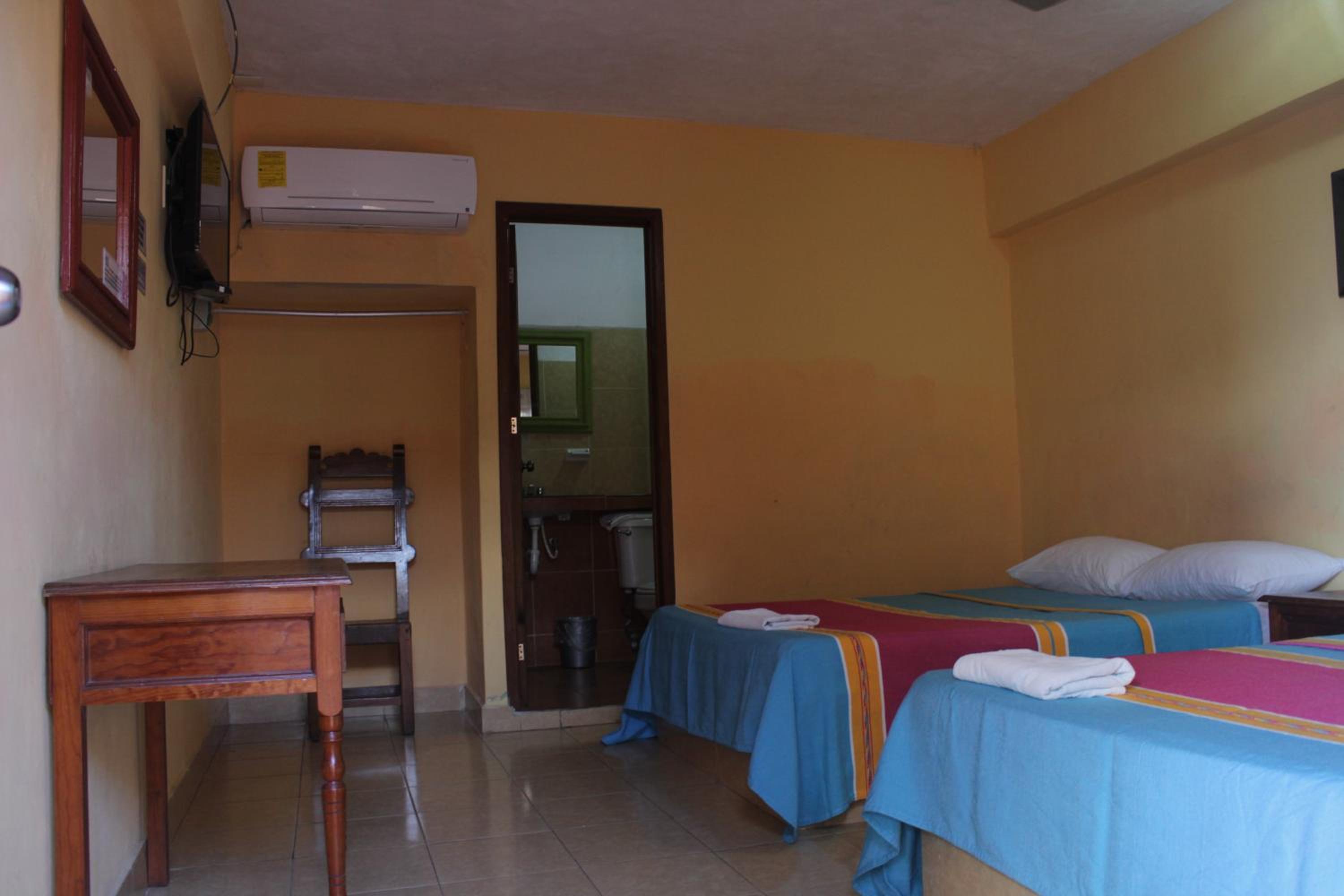 Twin Room - Photo 3