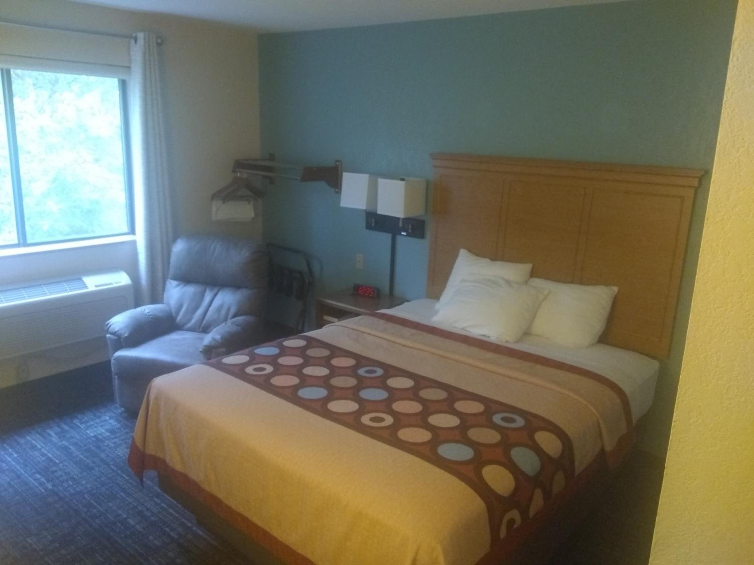 Queen Room - Non-Smoking - Photo 5