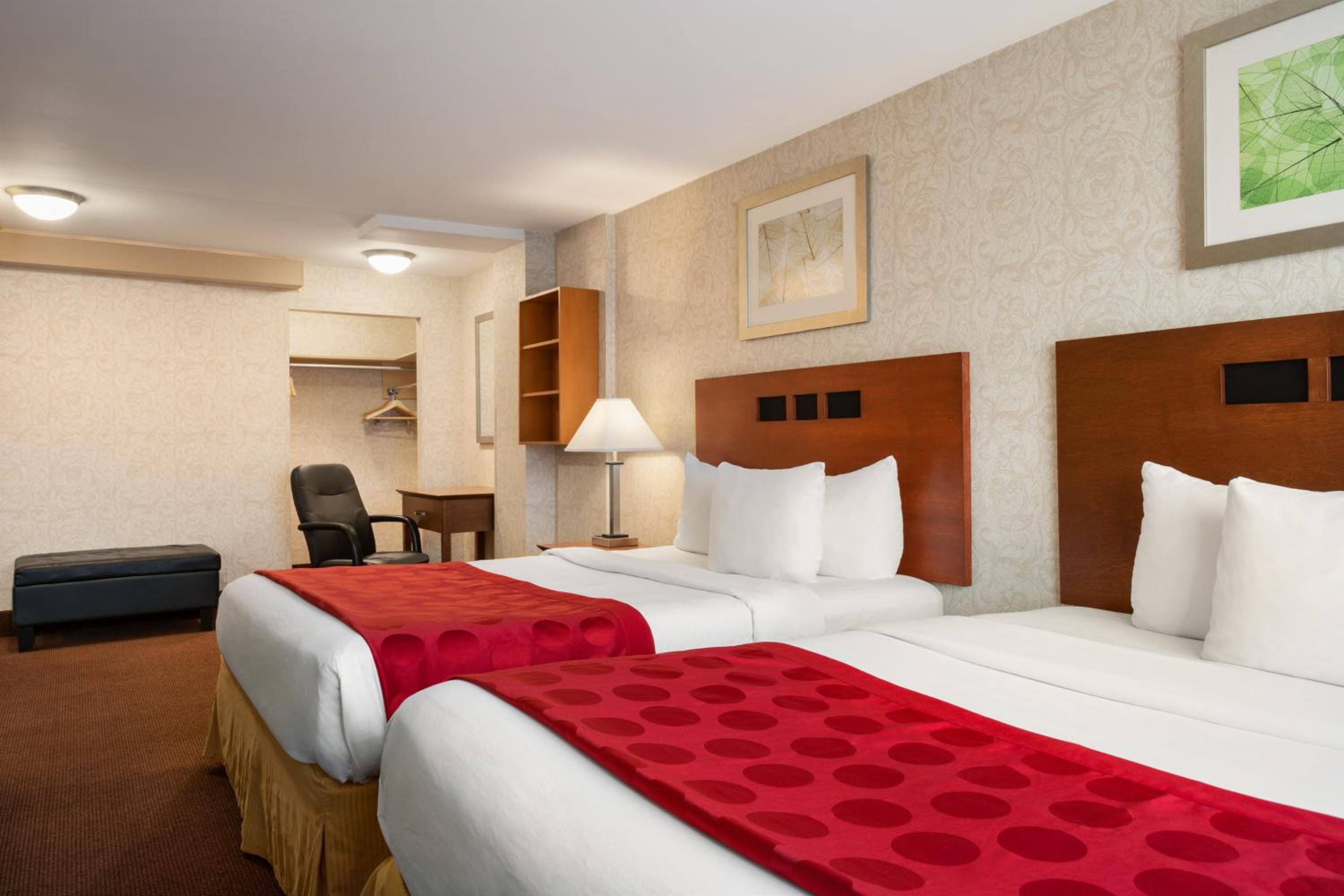 Queen Room with Two Queen Beds - Non-Smoking - Photo 3
