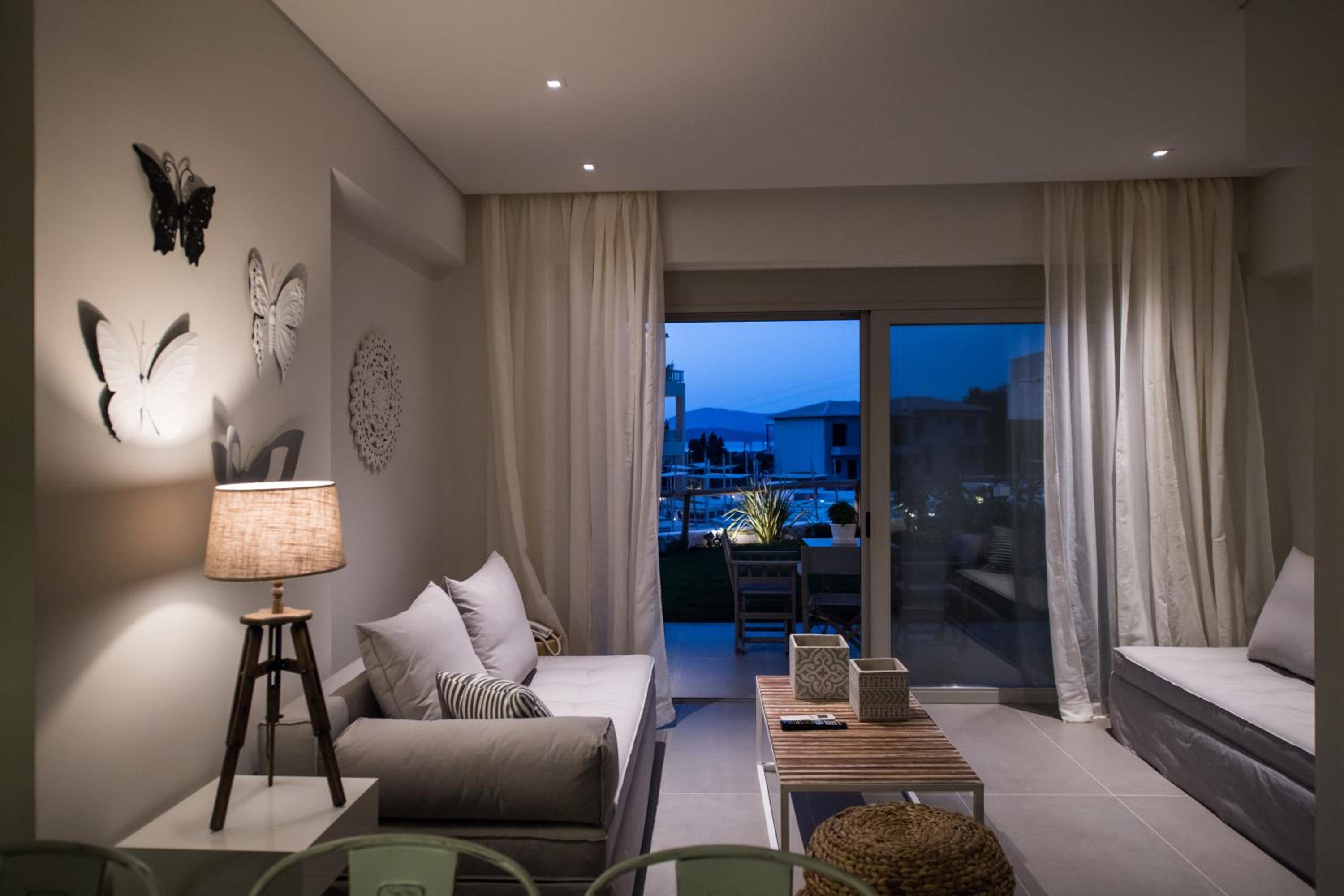Suite with Pool View - Photo 2