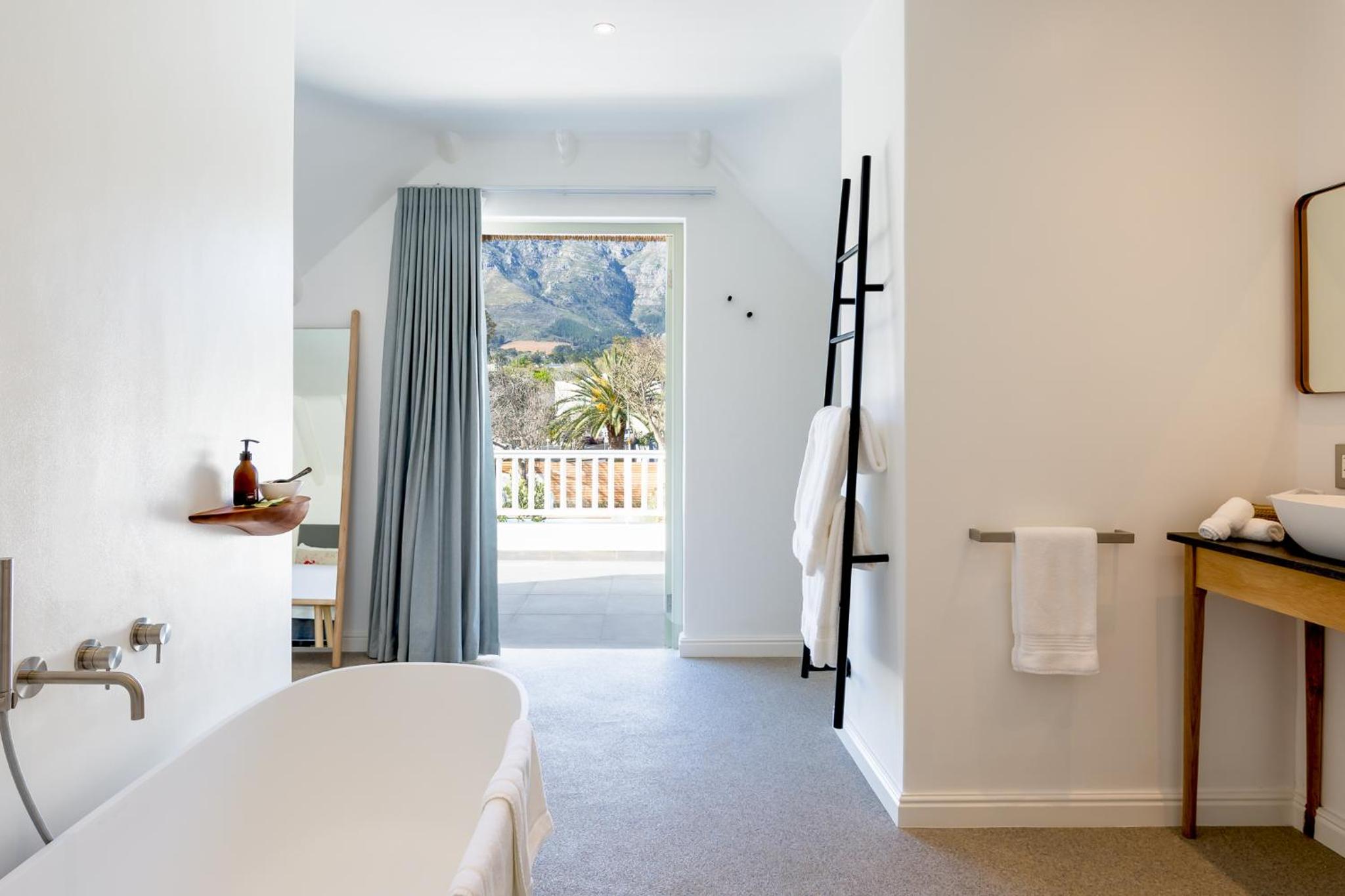 Superior Suite with Balcony - Photo 5
