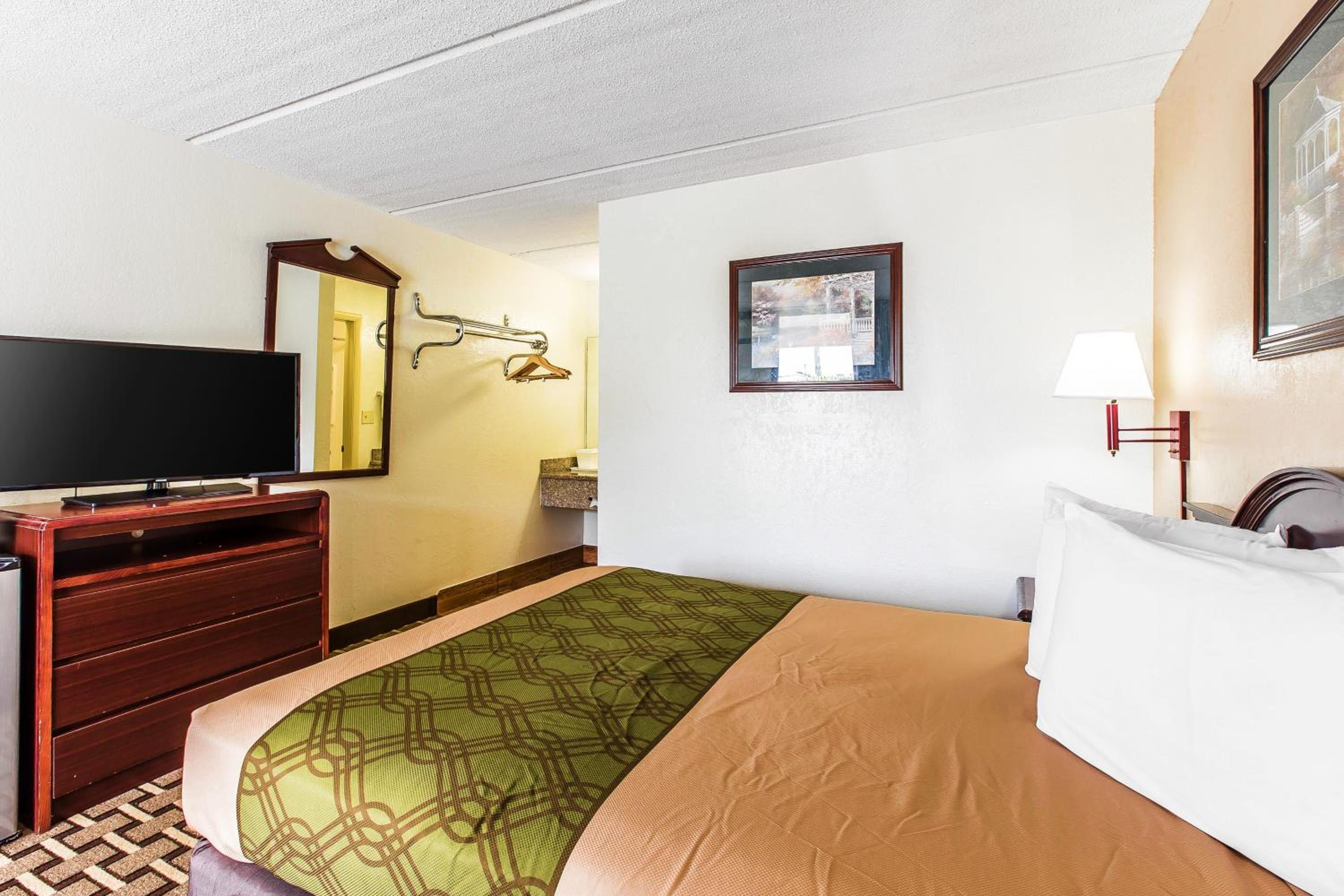 Queen Room - Non-Smoking - Photo 3