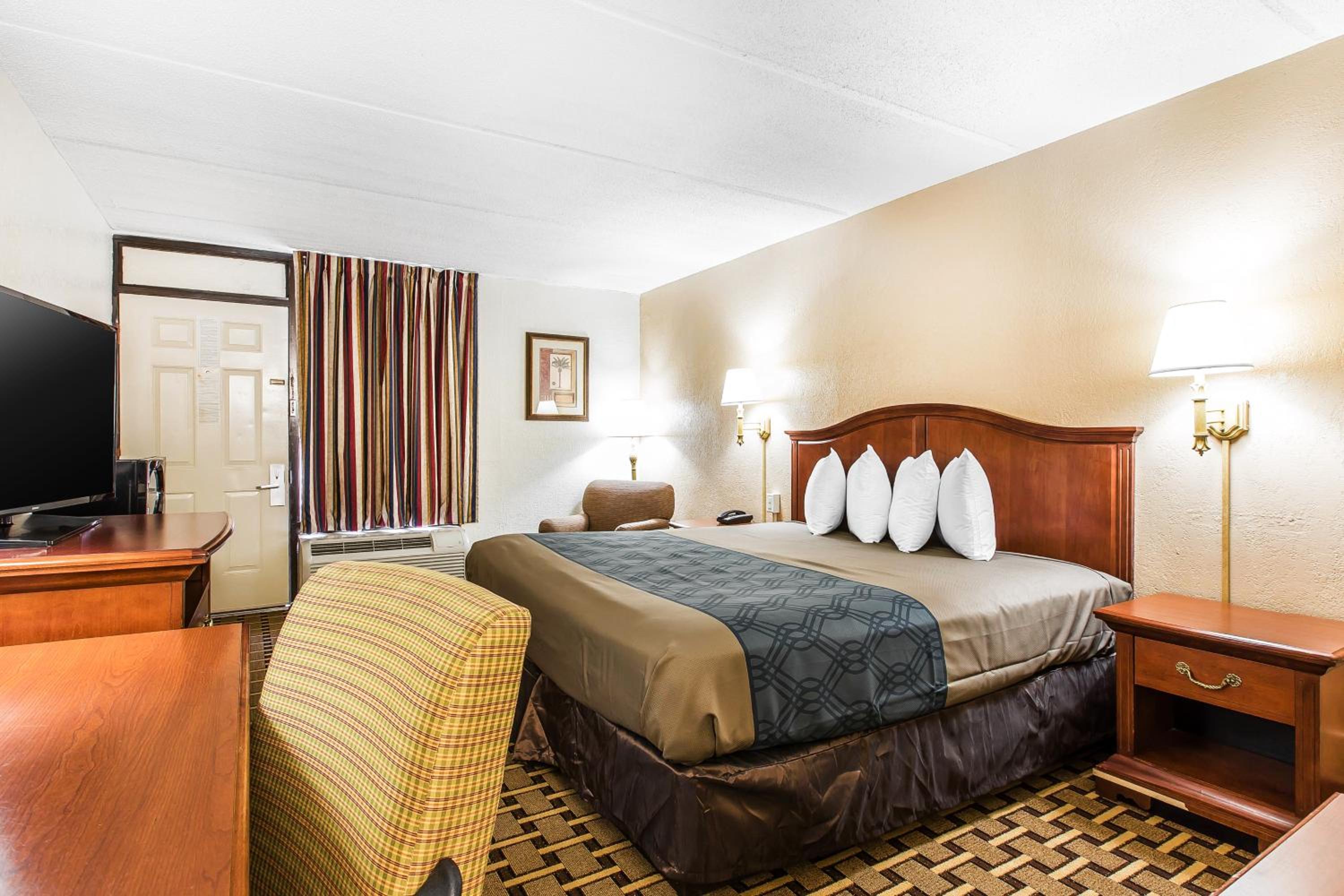 King Room - Non-Smoking - Photo 9