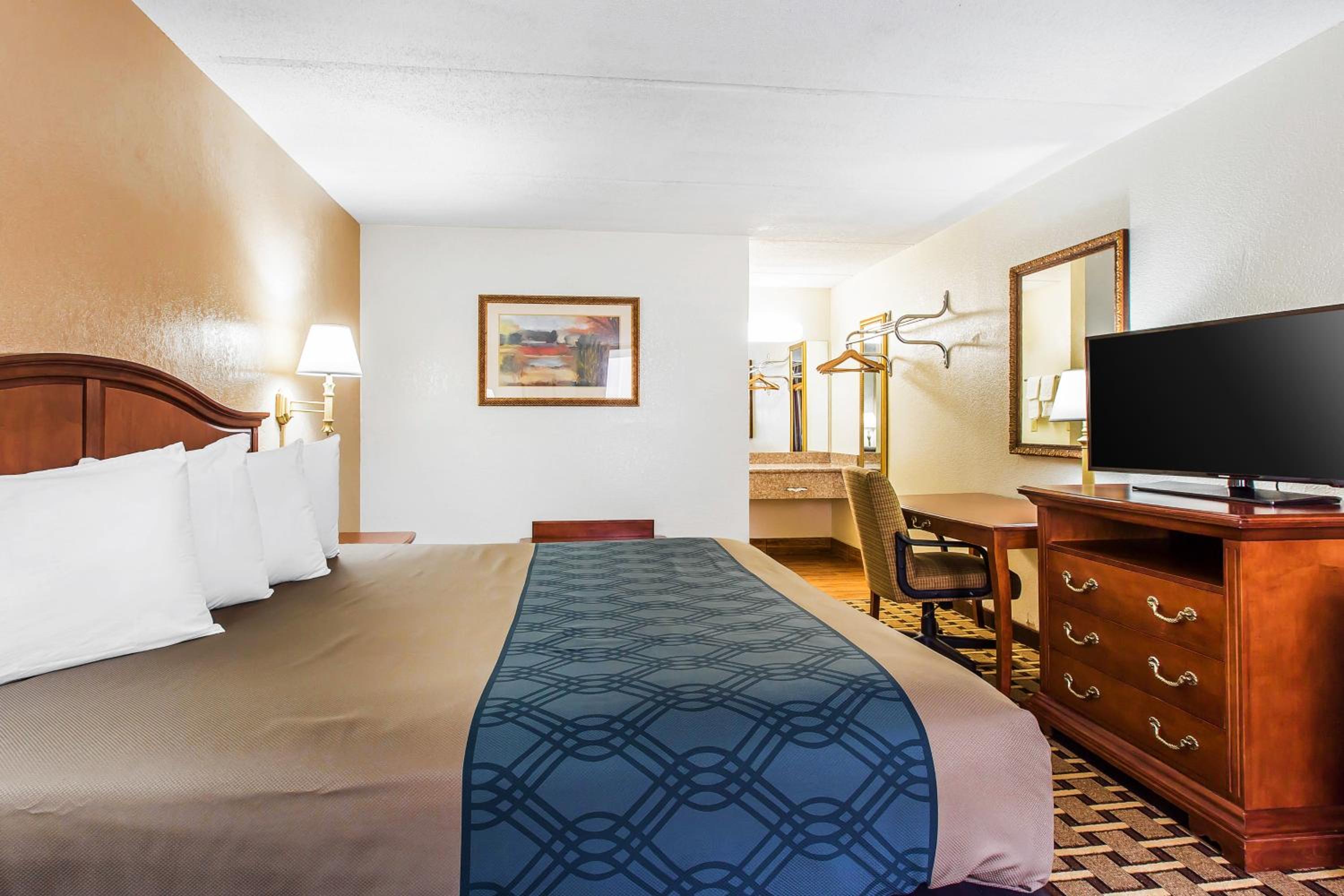 King Room - Non-Smoking - Photo 6