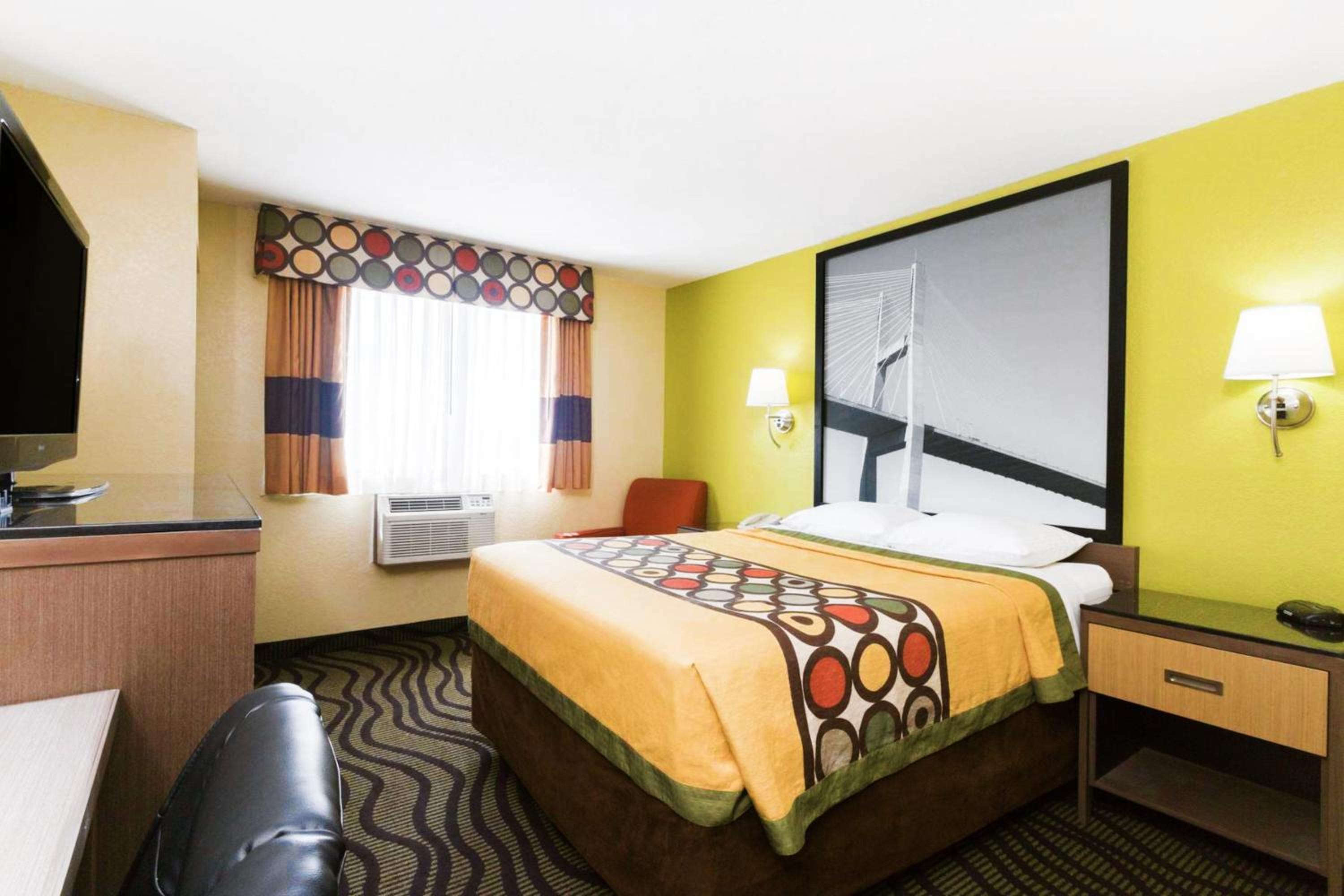 Queen Room - Non-Smoking - Photo 1