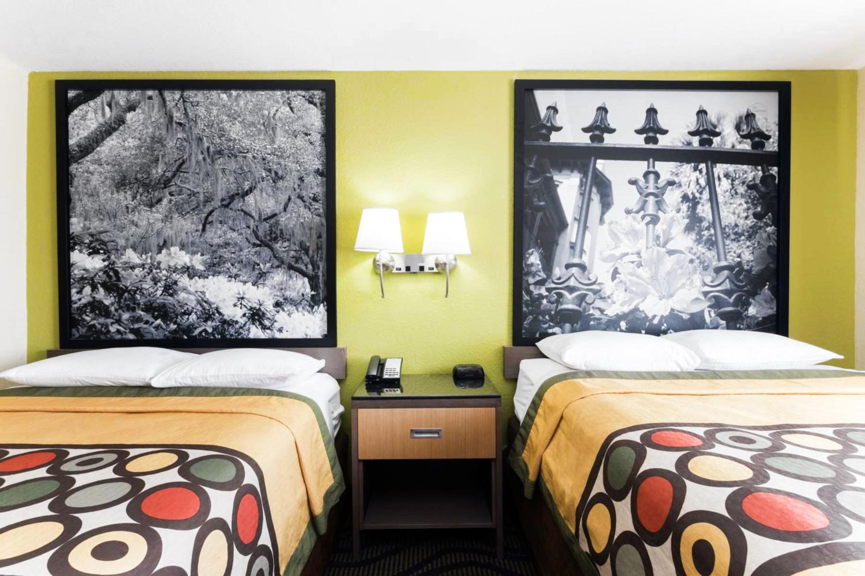 Queen Room with Two Queen Beds - Non-Smoking - Photo 3
