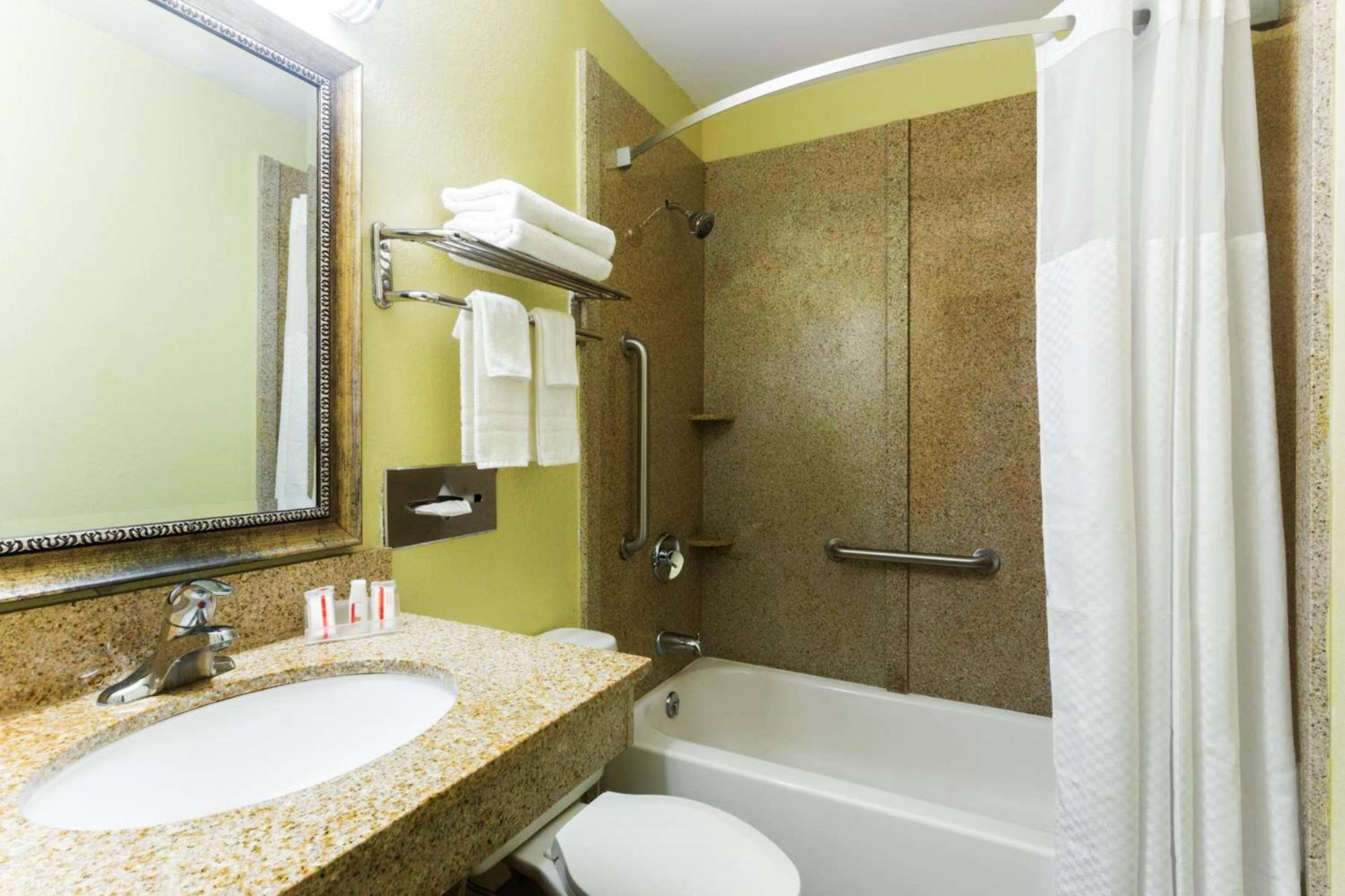 King Room - Non-Smoking - Photo 4