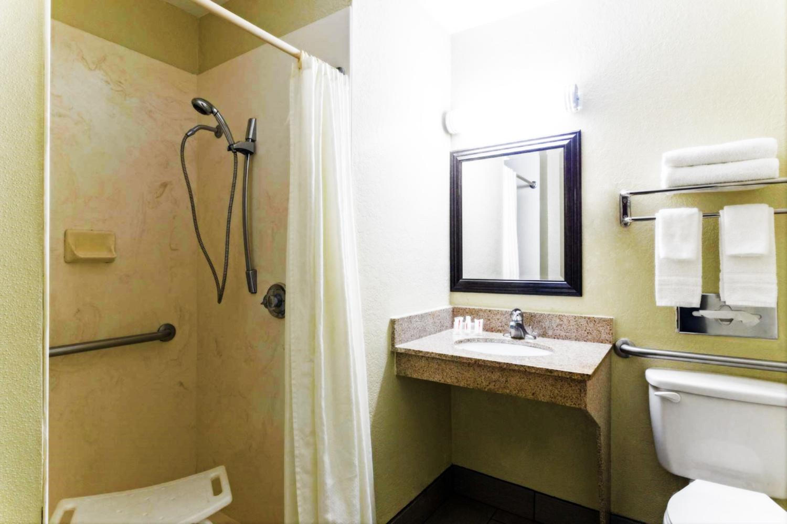 Queen Room - Mobility Access/Non-Smoking - Photo 3