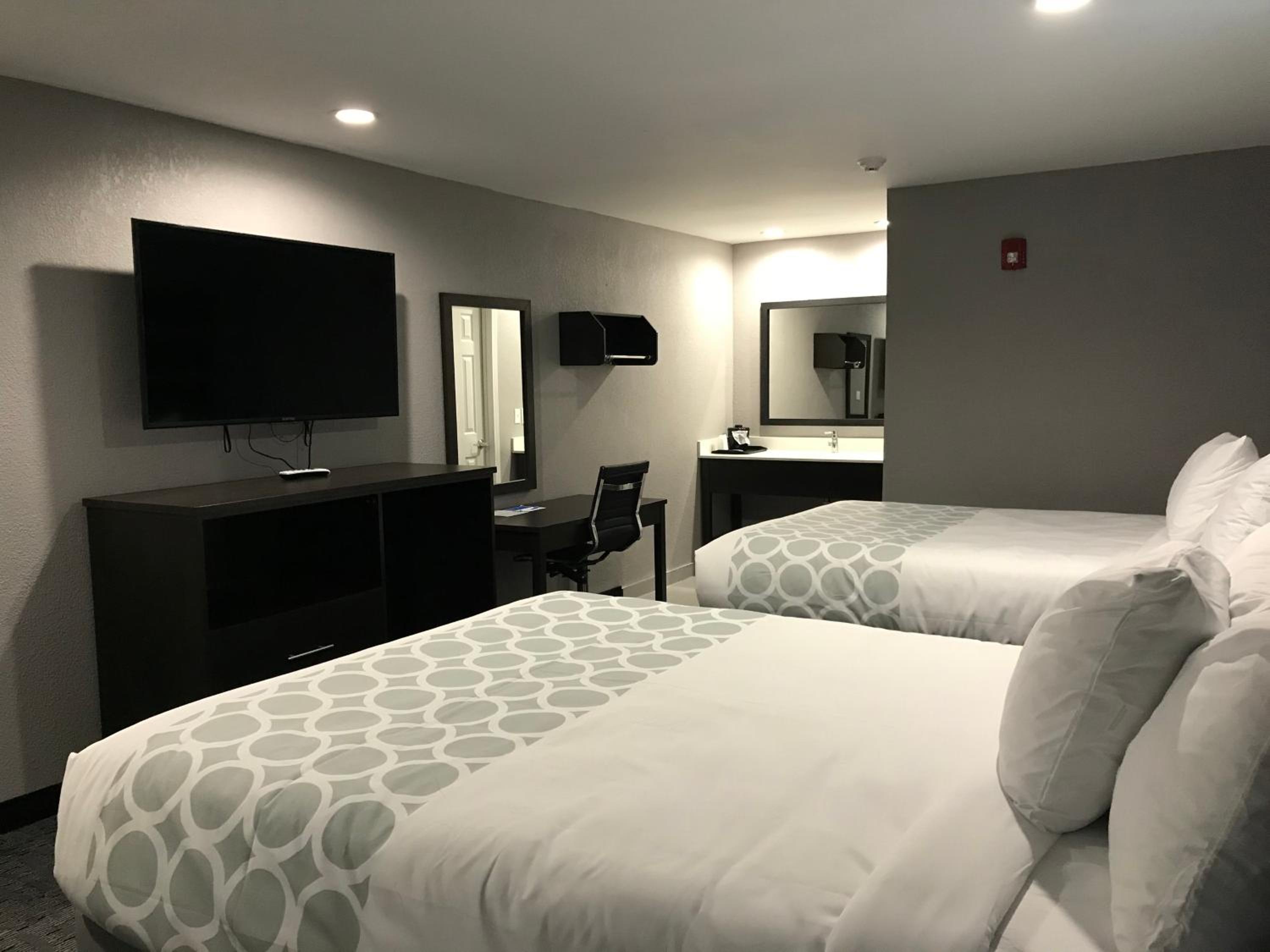 Standard Queen Room with Two Queen Beds - Non-Smoking photo 2