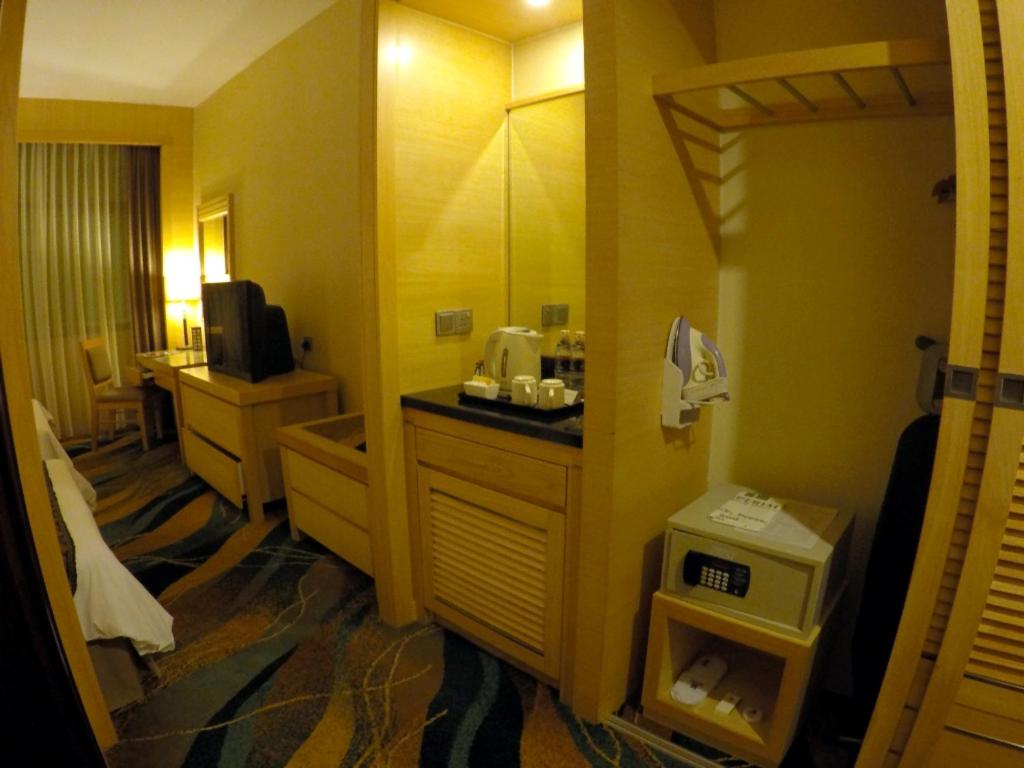 Standard King Room - No Outside View  photo 2