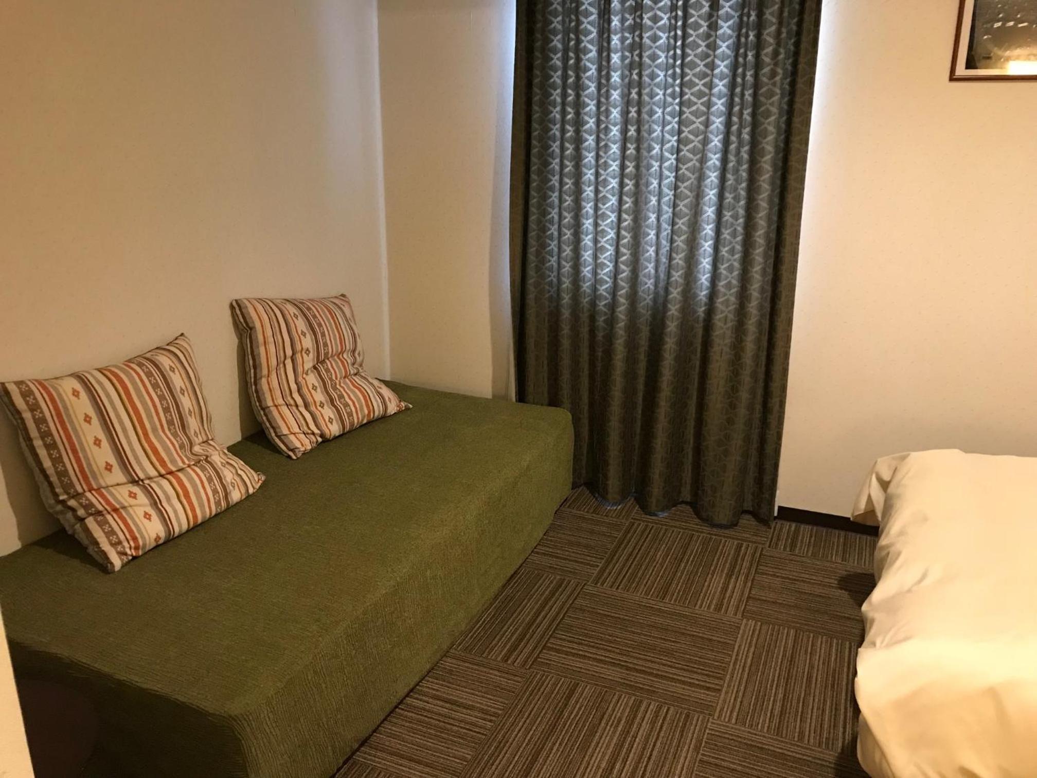 Twin Room with Sofa Bed - Smoking photo 1