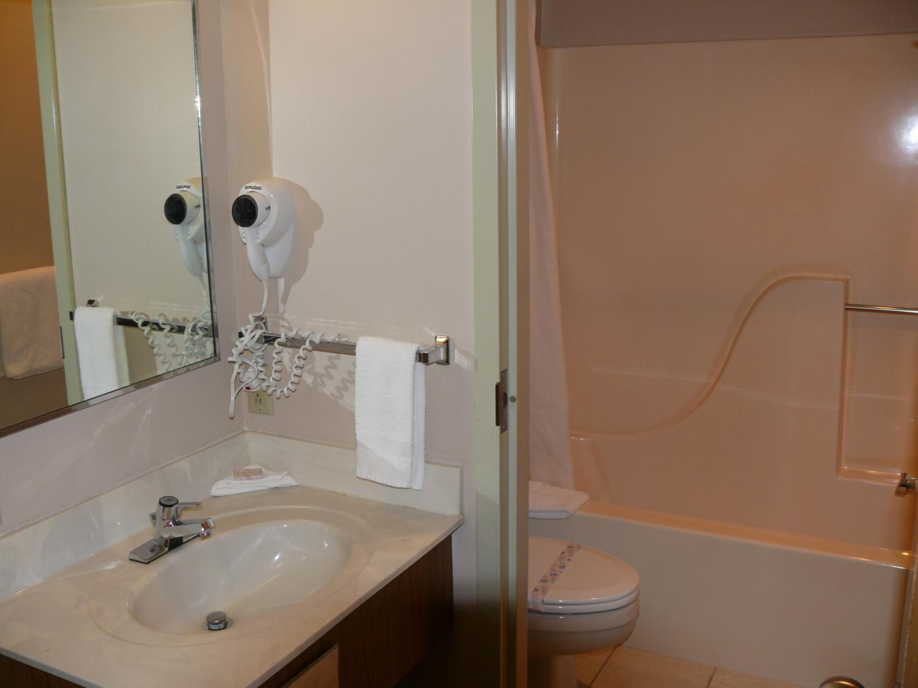 Queen Room with Two Queen Beds - Photo 2