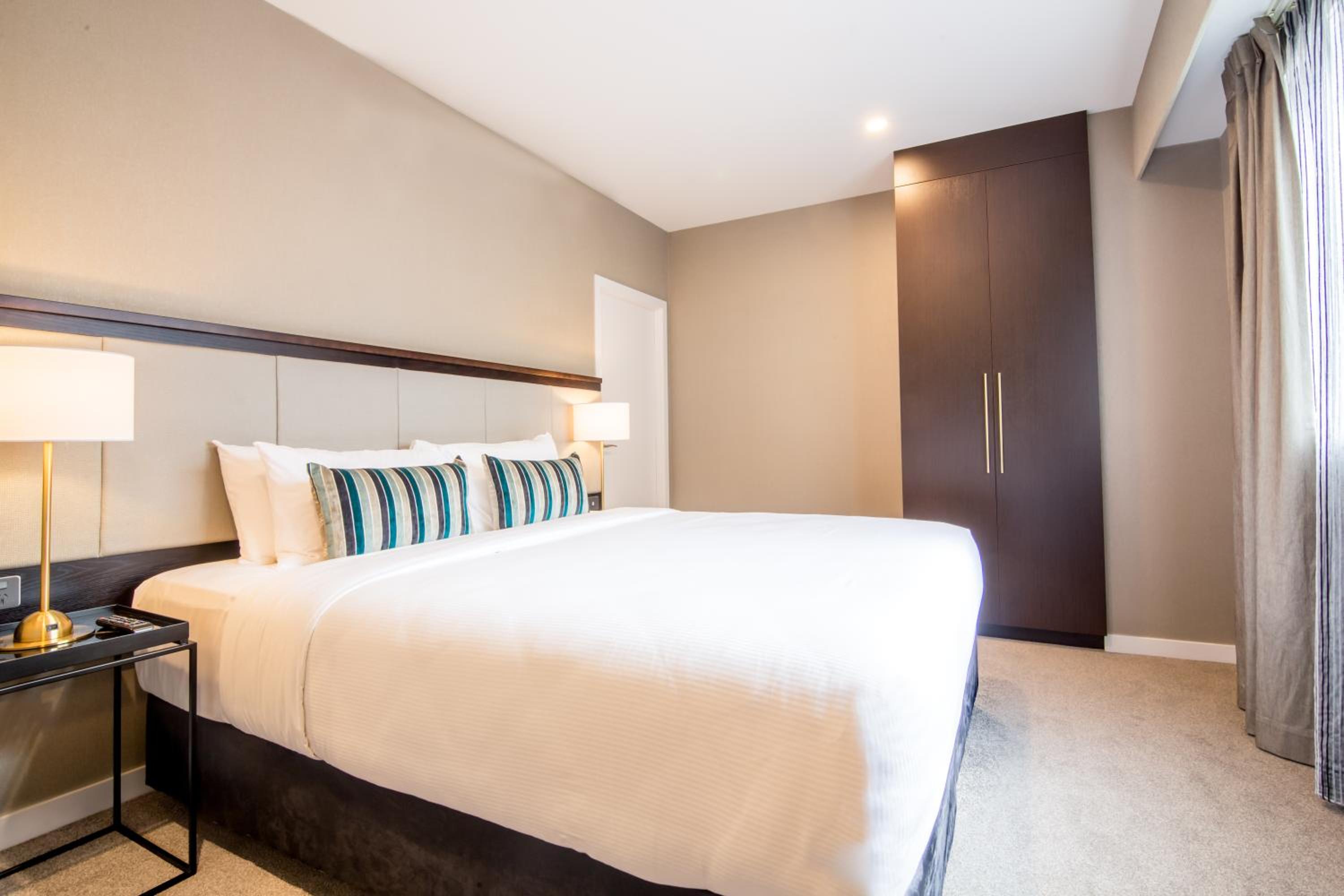 Deluxe Apartment with One King Bed thumbnail 6