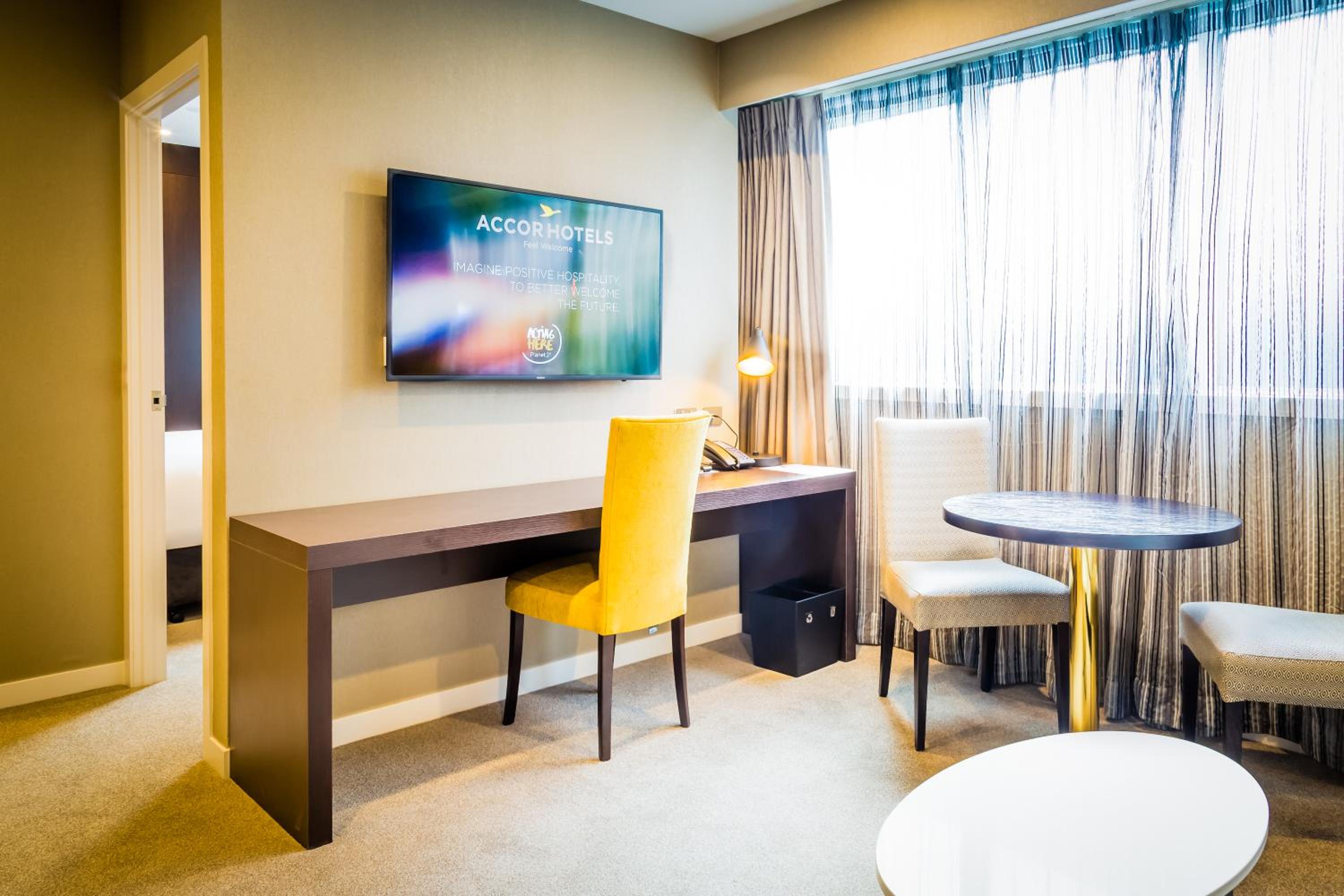 Deluxe Apartment with One King Bed thumbnail 5