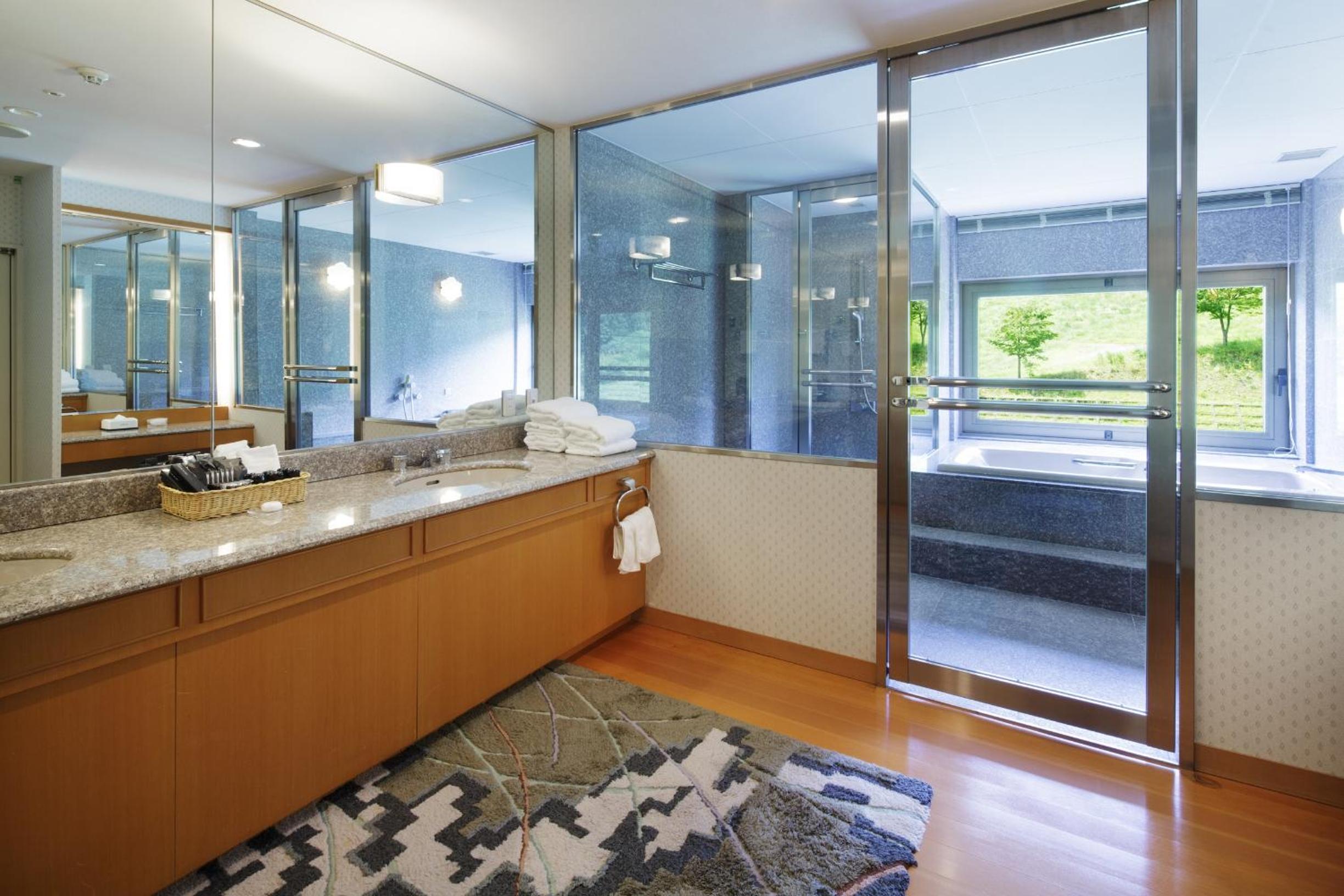 Japanese Suite photo 3