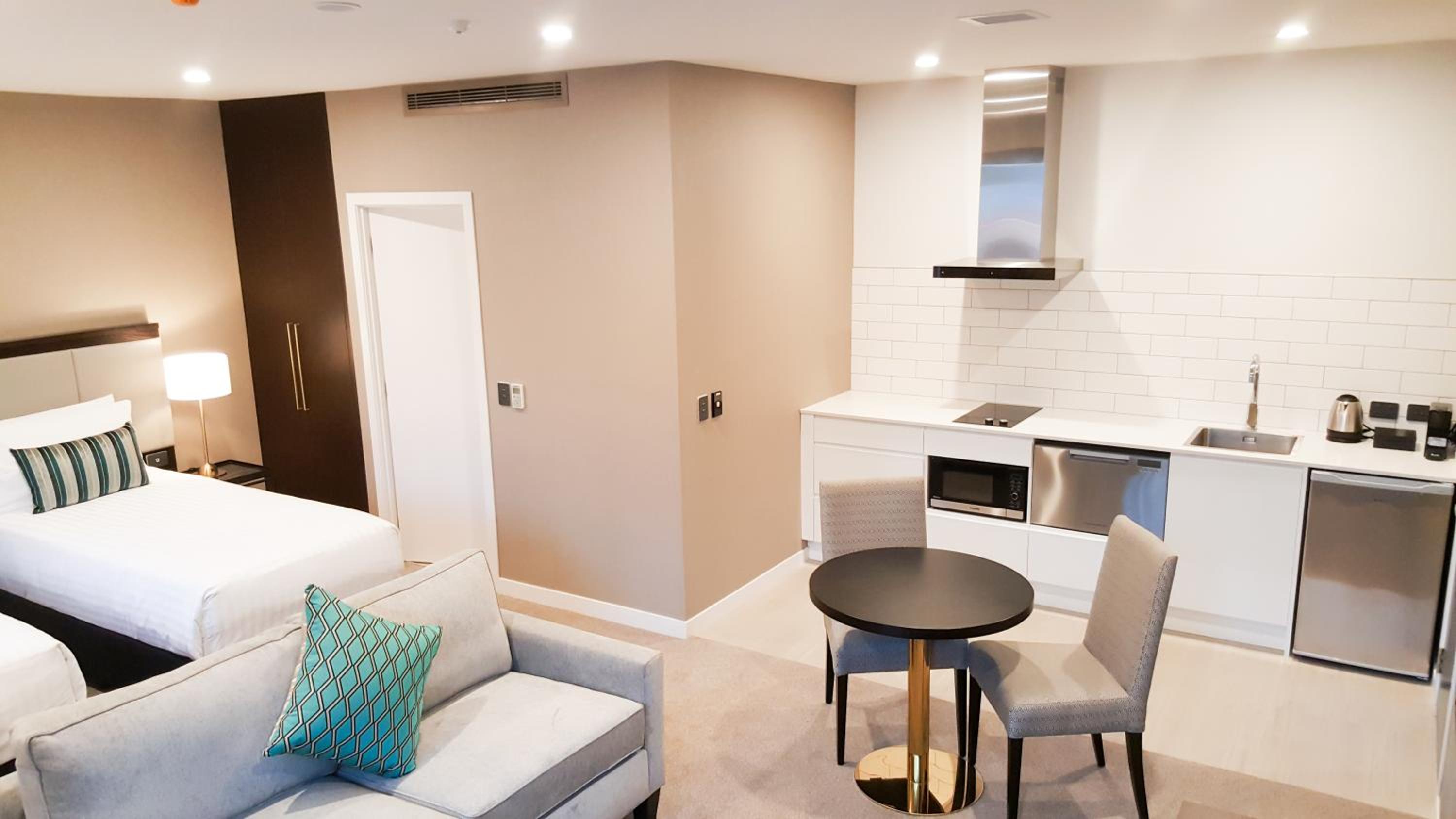 Deluxe Twin Room thumbnail 5