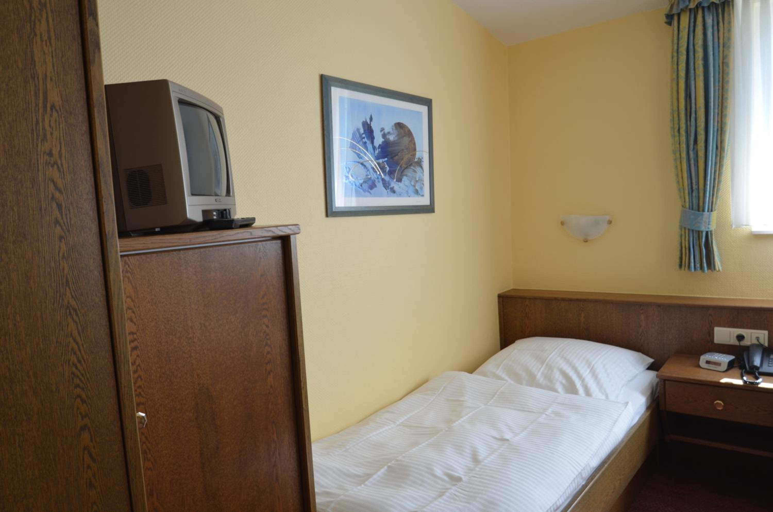 Standard Twin Room - Photo 3