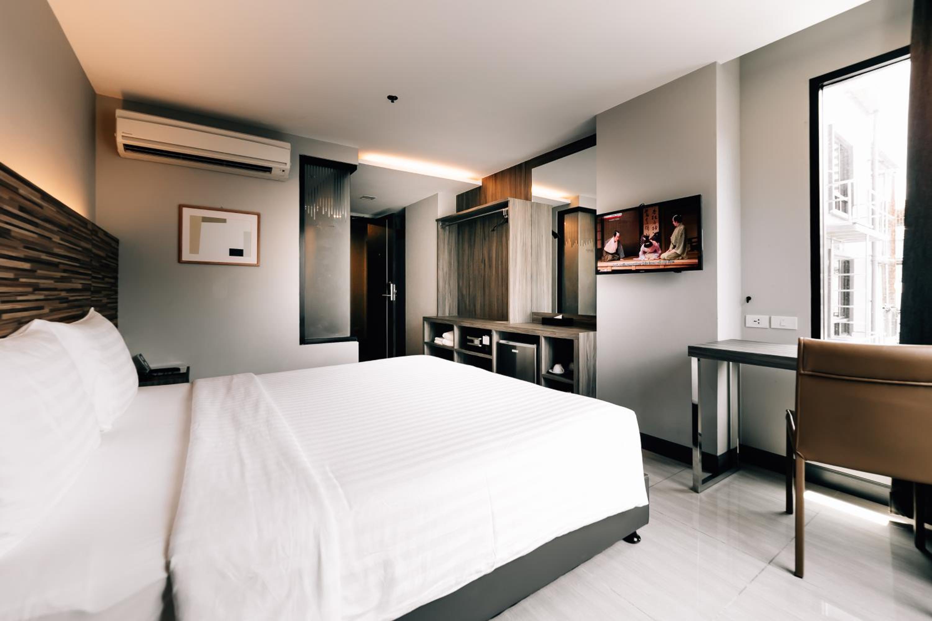Modern Deluxe Double or Twin Room photo 2