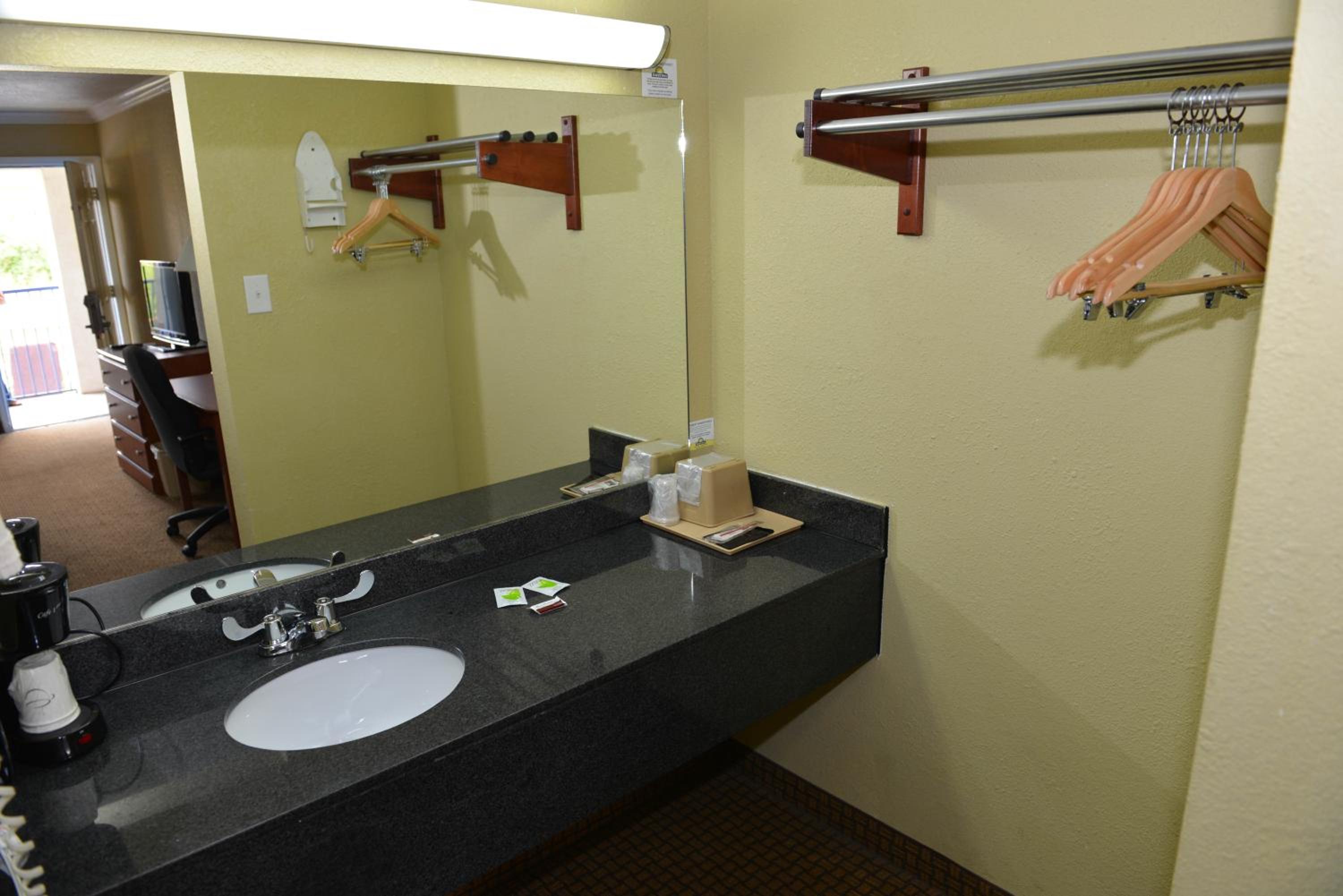 Double Room with Two Double Beds - Non-Smoking - Photo 4