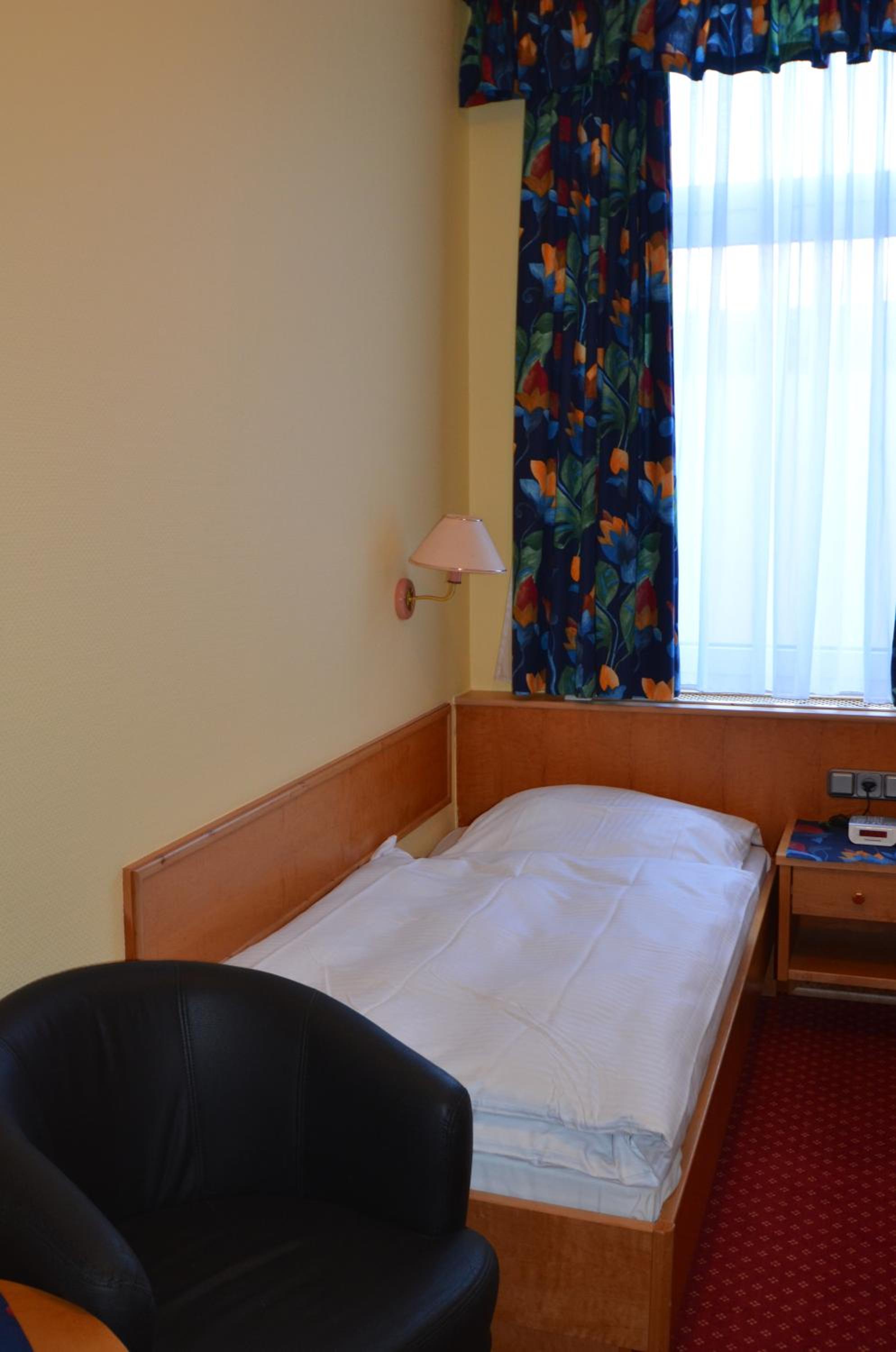 Standard Twin Room - Photo 1