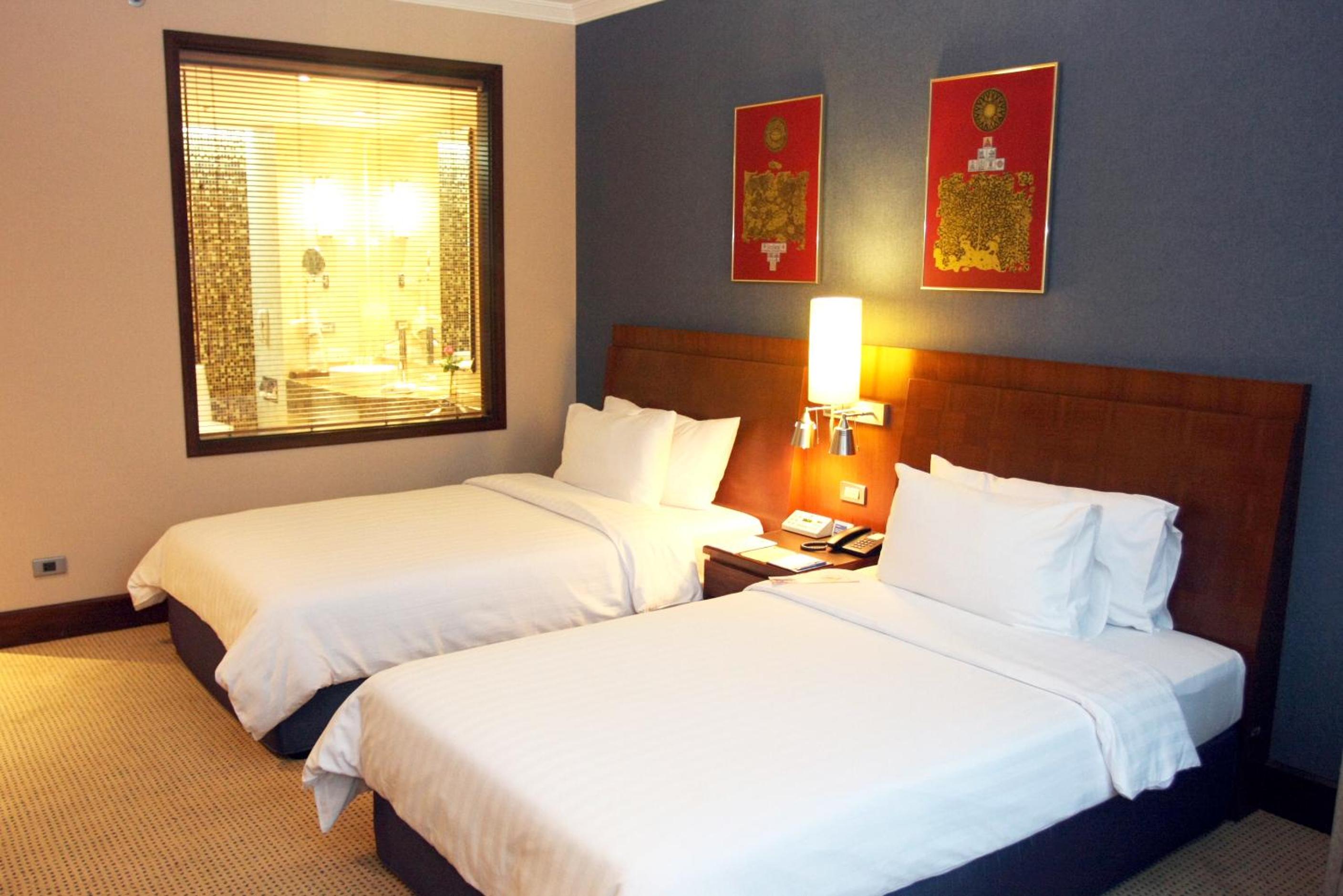 Deluxe Twin Room thumbnail 5