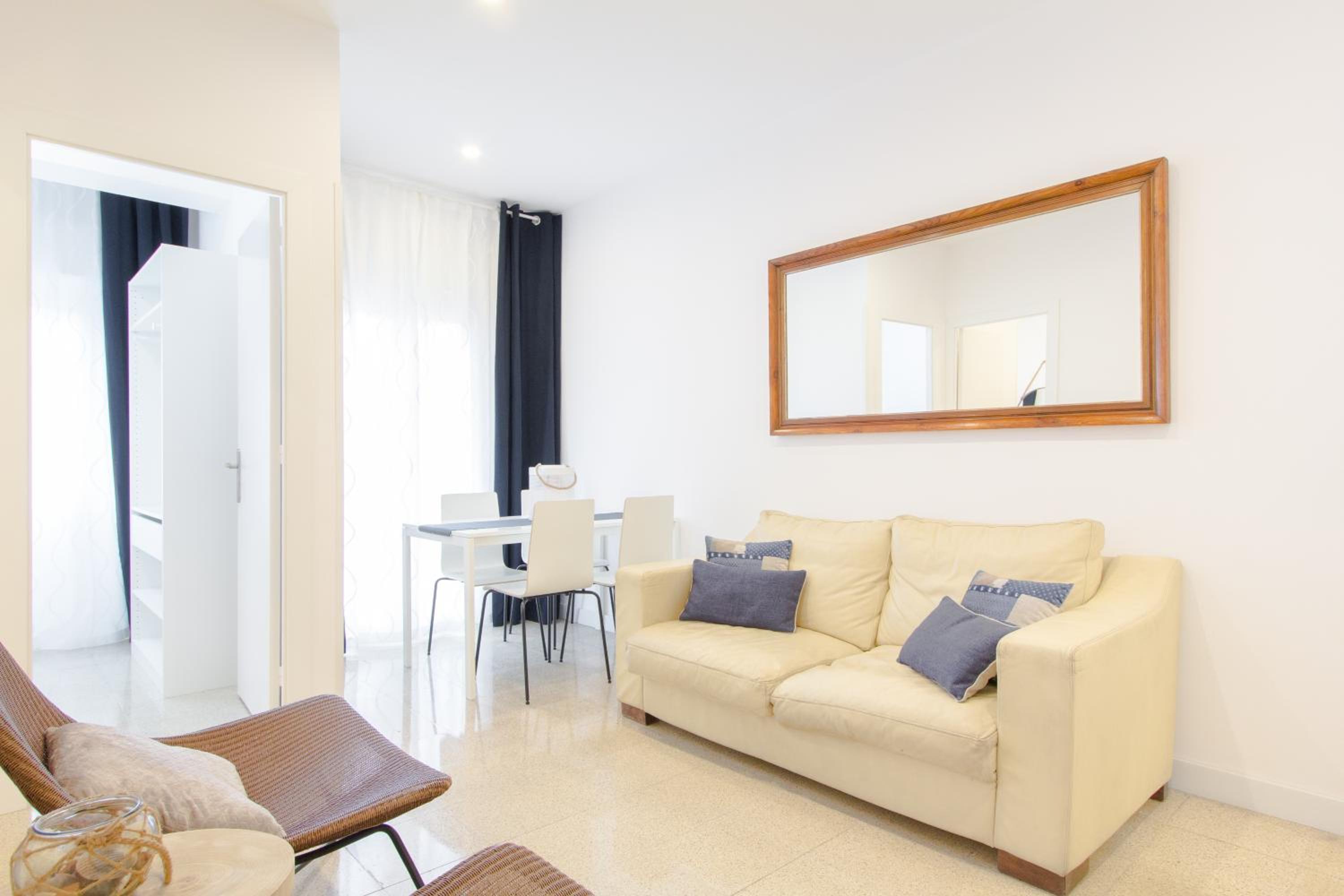 Apartamento Premium de Tres Habitaciones con Balcón