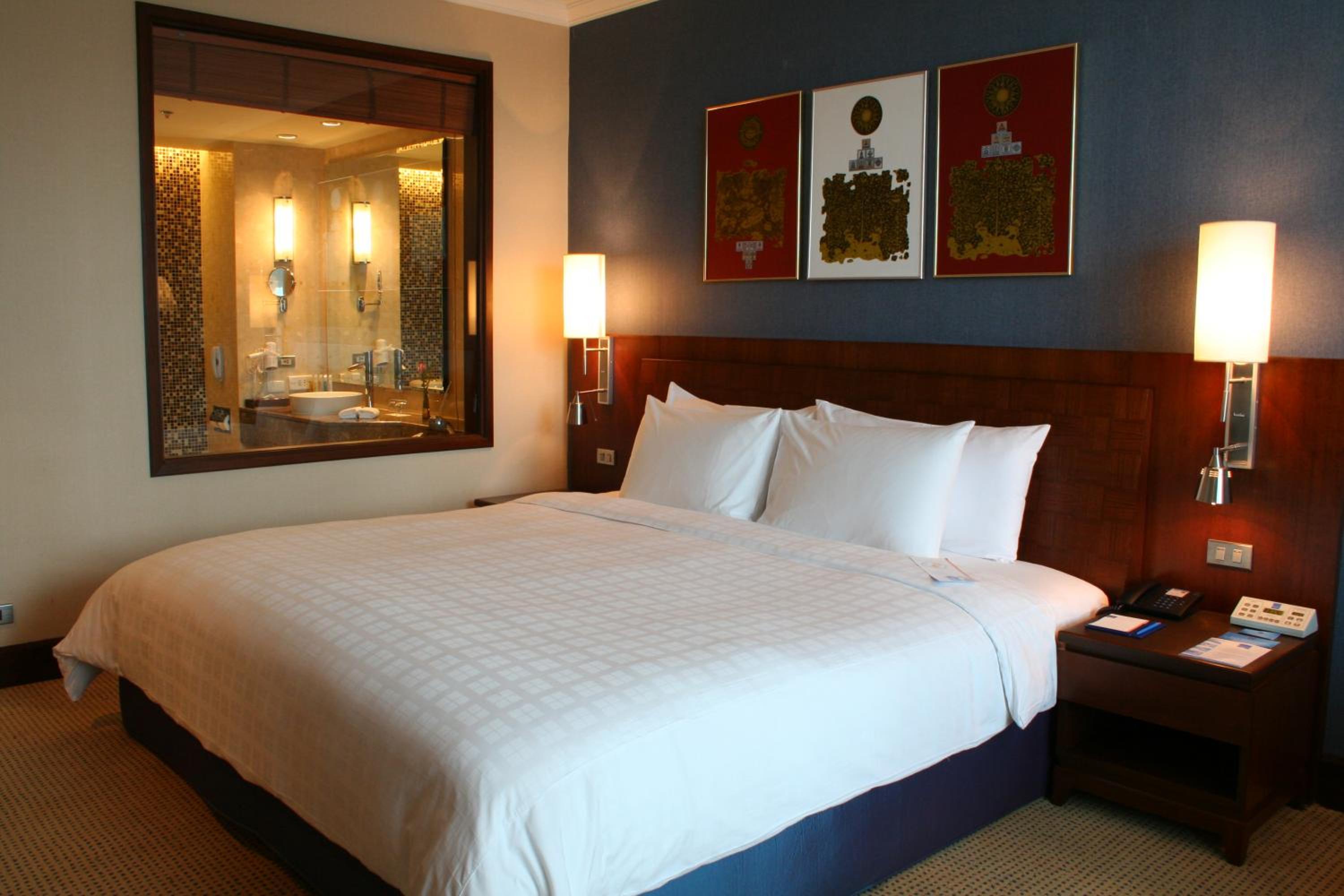 Standard King Room - Photo 7
