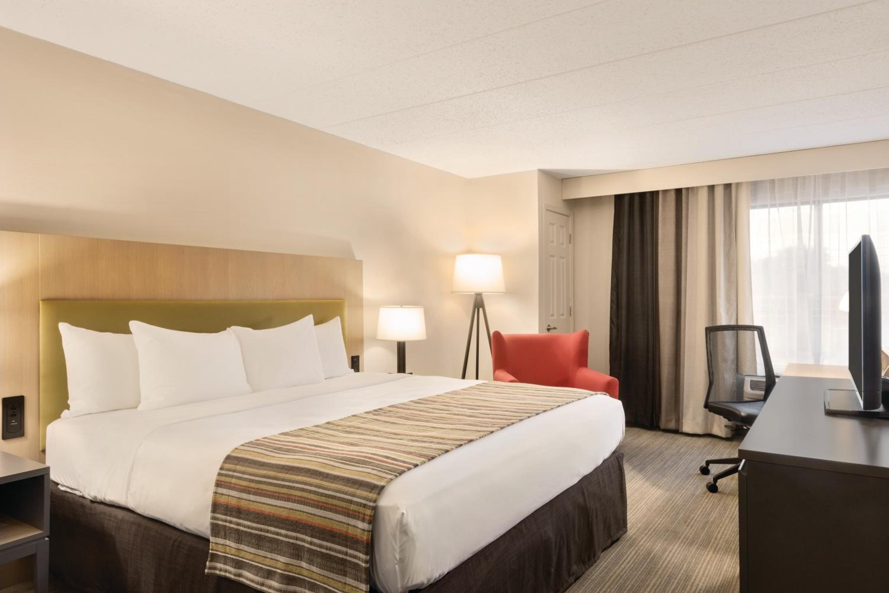 Whirlpool King Suite - Non-Smoking photo 3