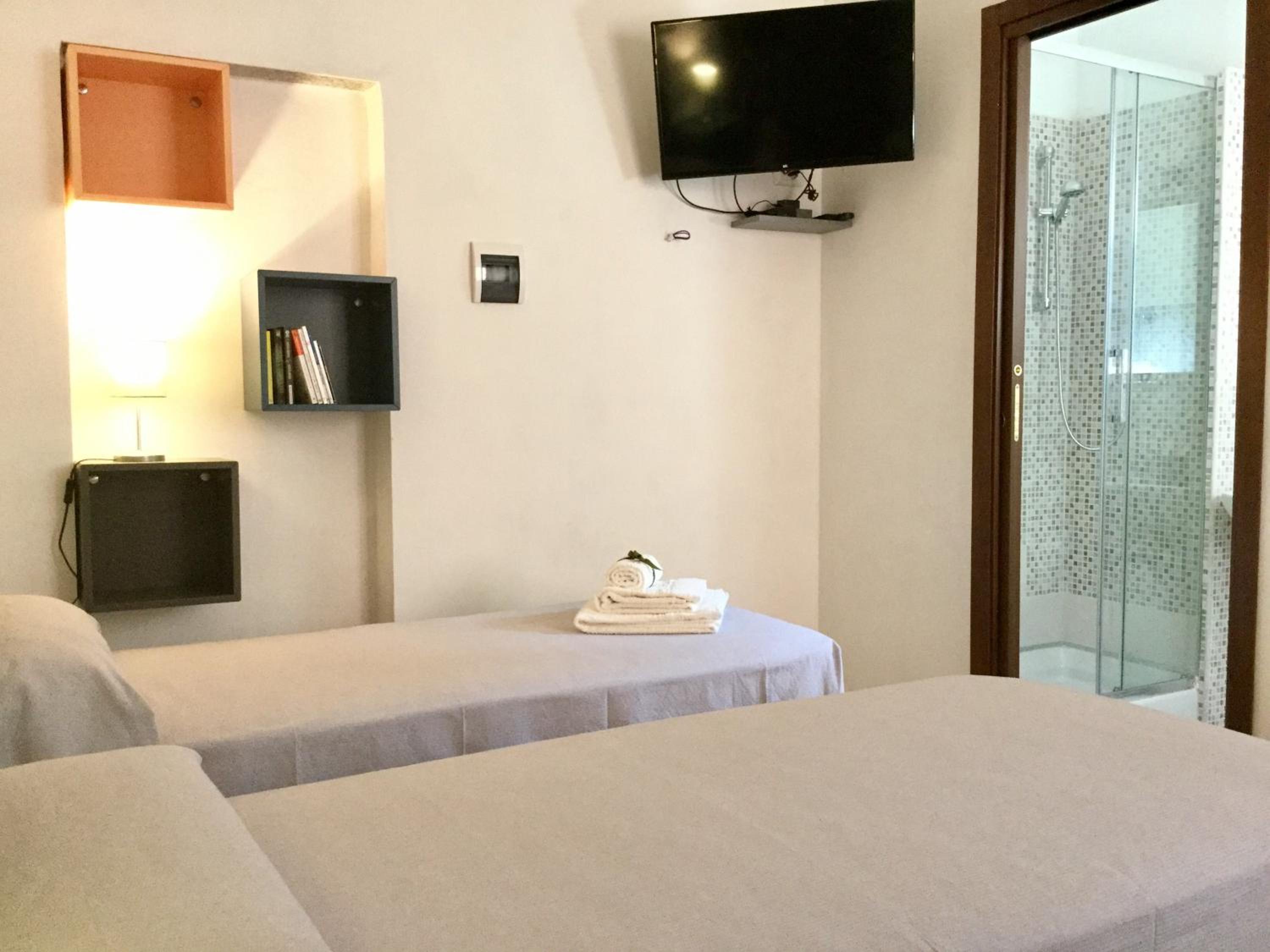 Deluxe Double or Twin Room - Photo 12